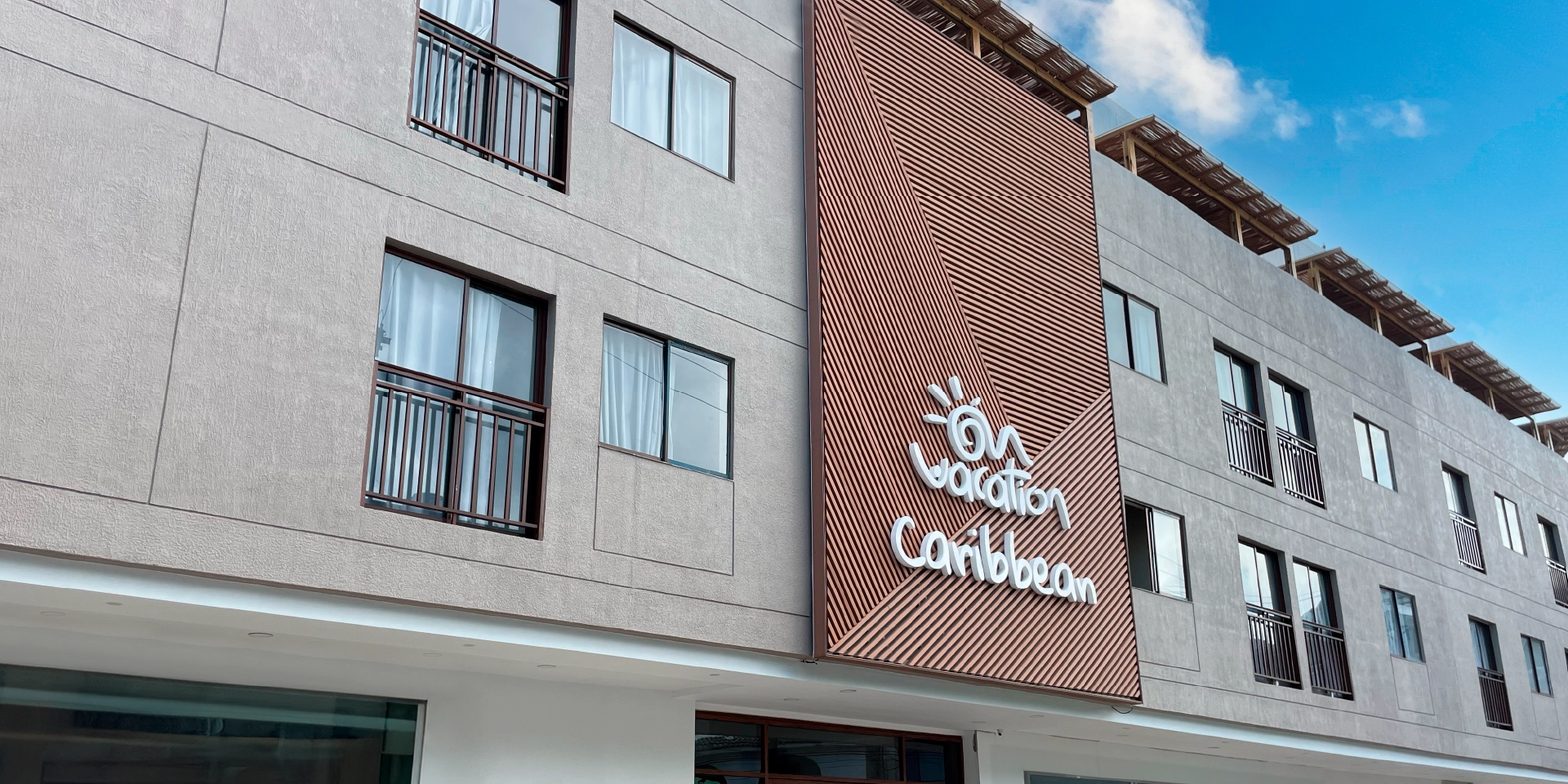 on-vacation-colombia-destino-nacional-san-andres-hotel-caribbean-fachada.webp