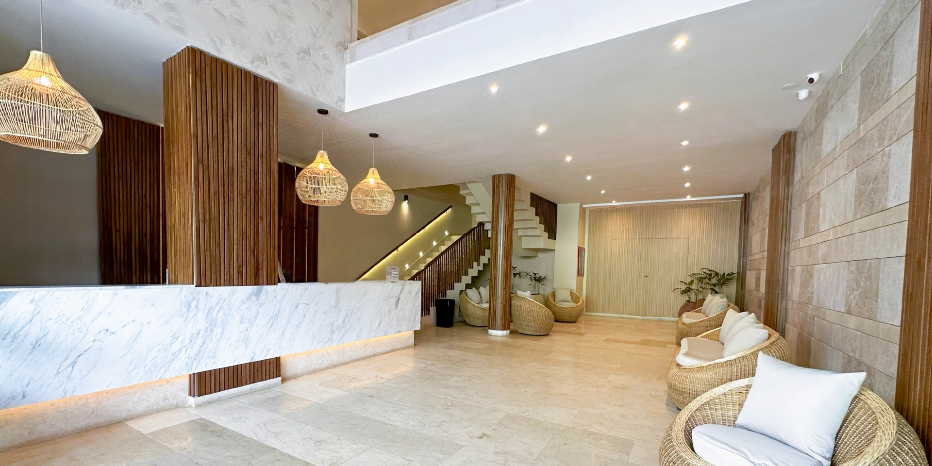 on-vacation-colombia-destino-nacional-san-andres-hotel-caribbean-recepcion-y-sala-de-espera.webp