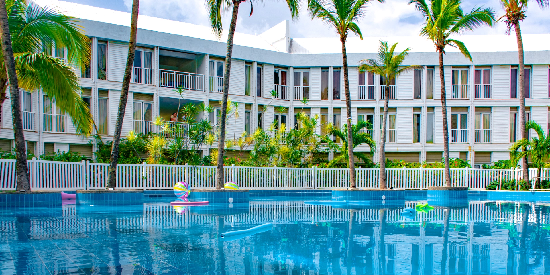 on-vacation-colombia-destino-nacional-san-andres-hotel-cove-piscina-y-palmeras.webp