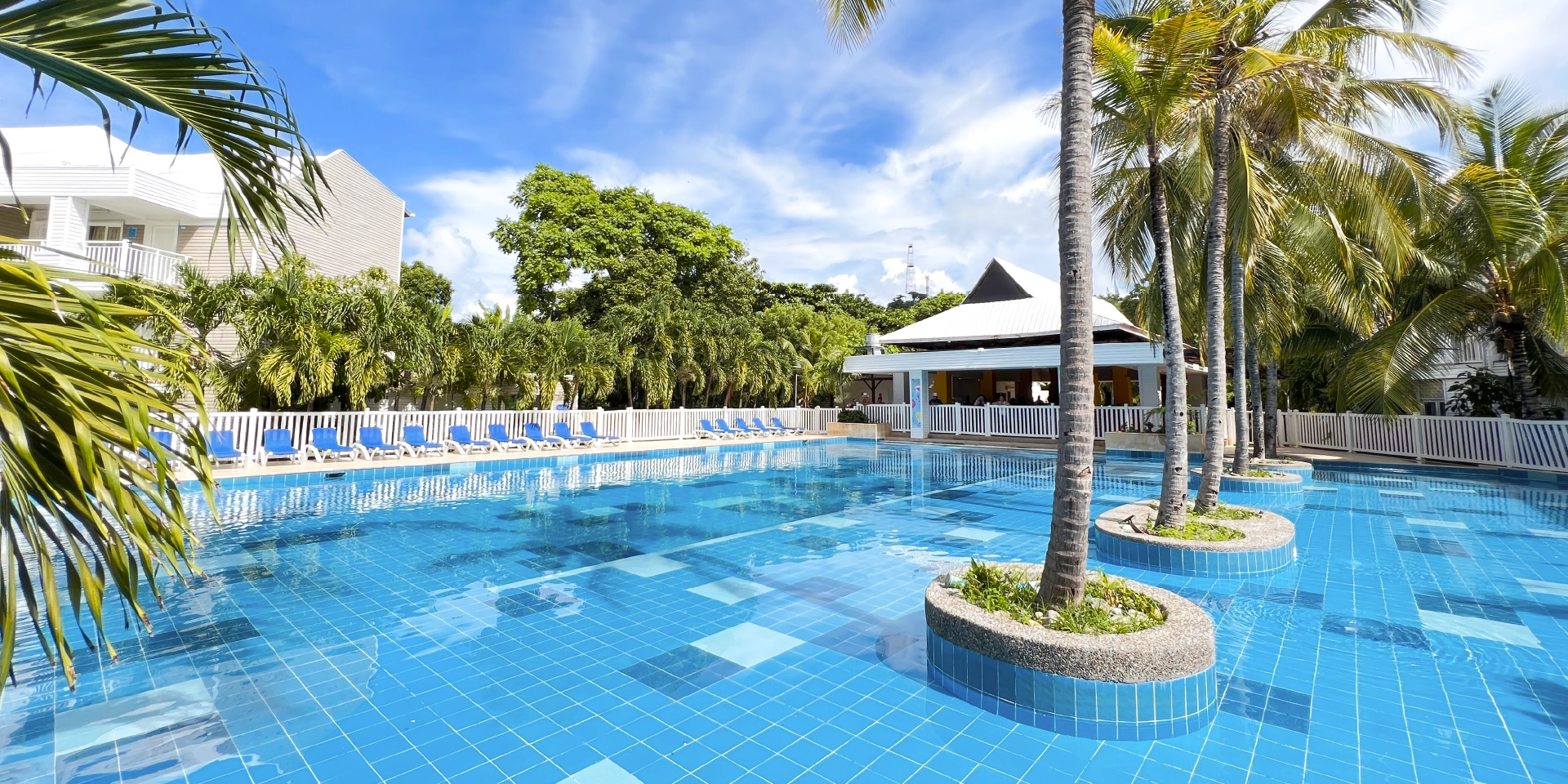 on-vacation-colombia-destino-nacional-san-andres-hotel-cove-piscina.webp
