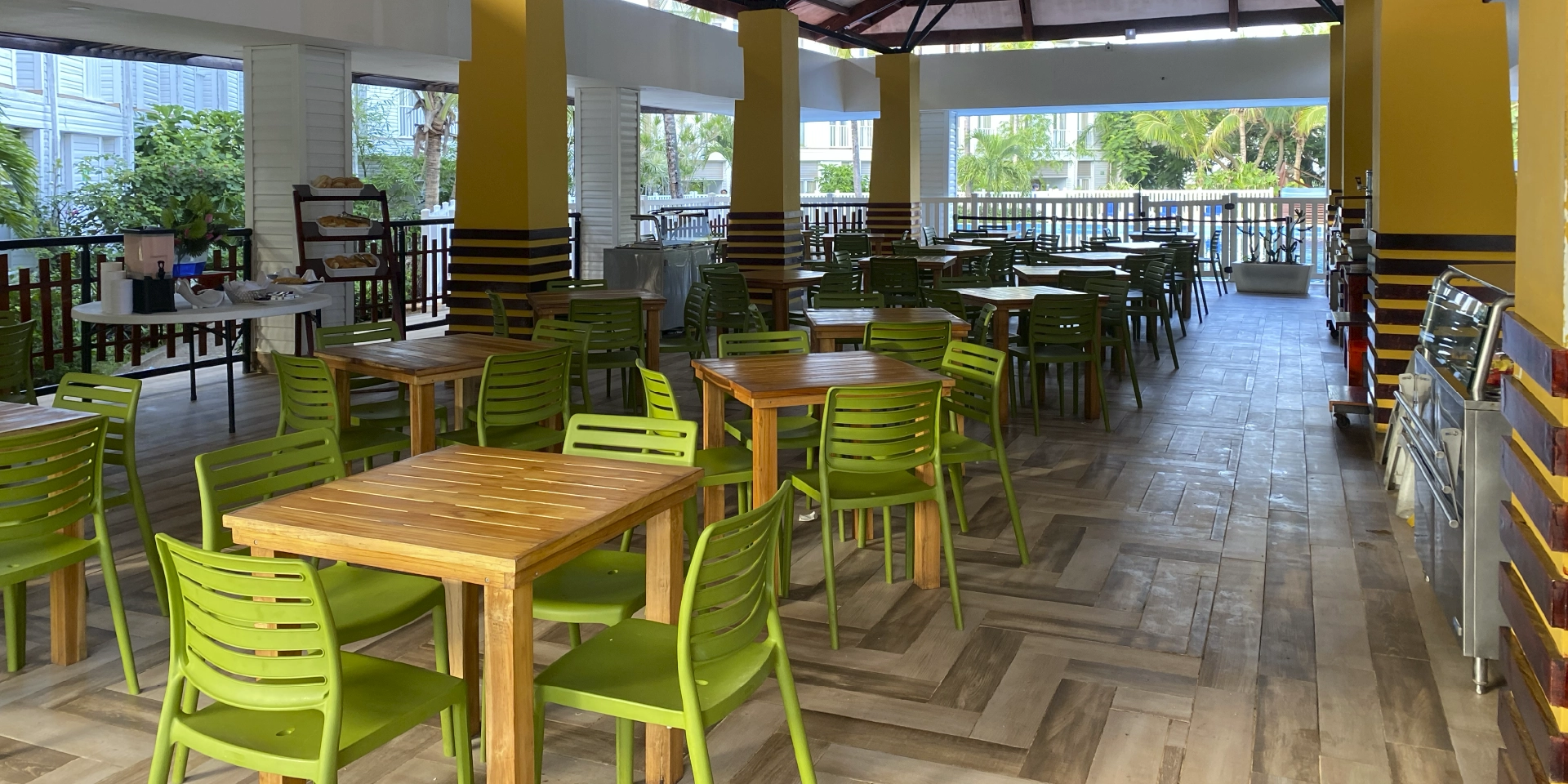 on-vacation-colombia-destino-nacional-san-andres-hotel-cove-restaurante-sillas-y-mesas.webp