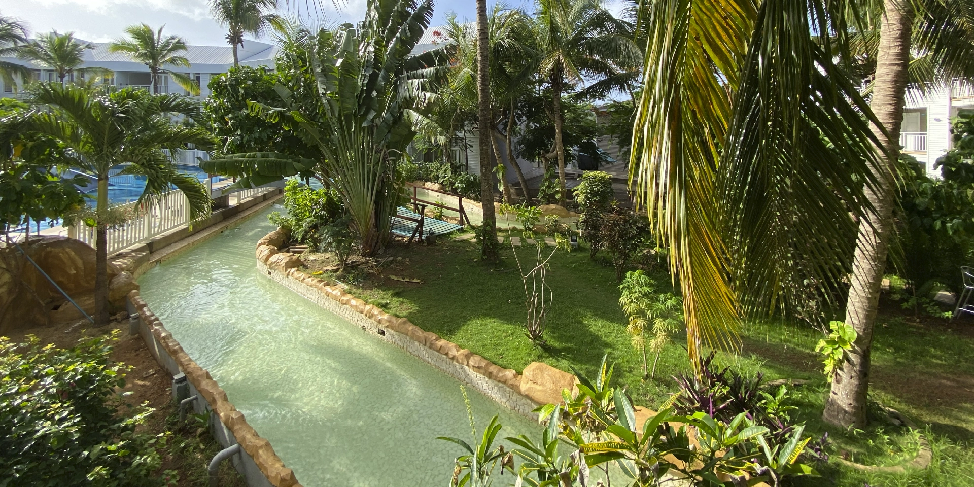 on-vacation-colombia-destino-nacional-san-andres-hotel-cove-rio-lento.webp