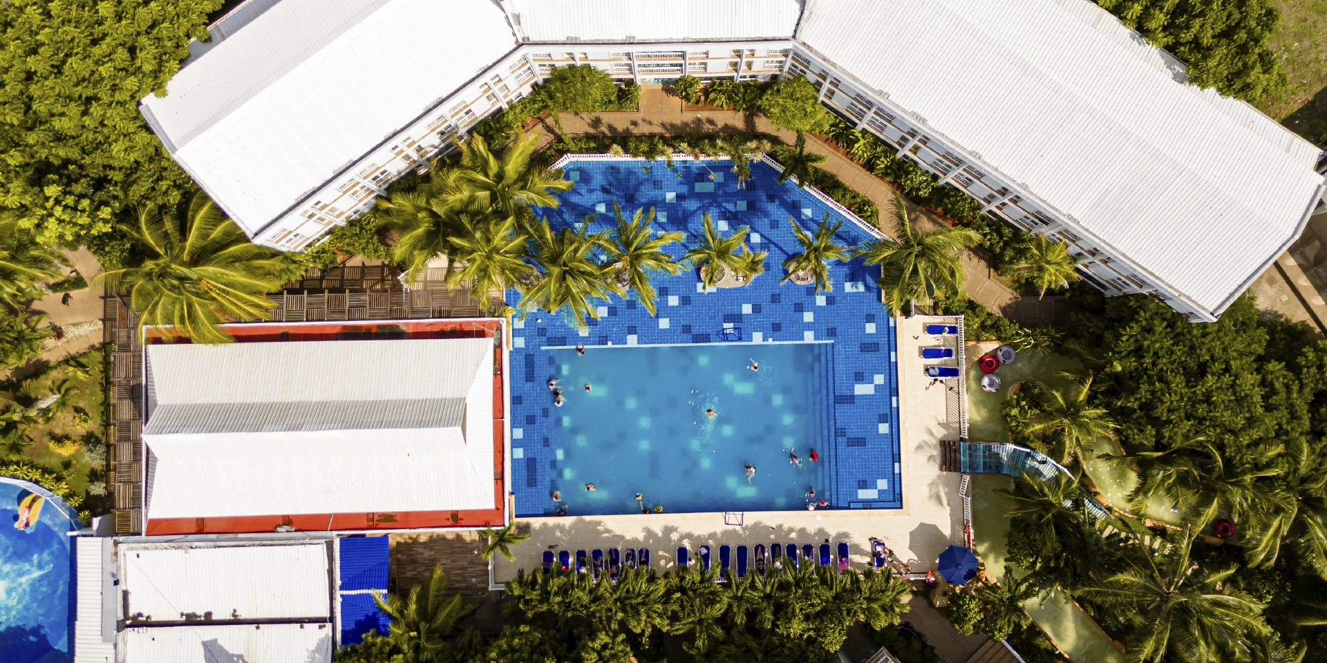 on-vacation-colombia-destino-nacional-san-andres-hotel-cove-vista-aerea.webp