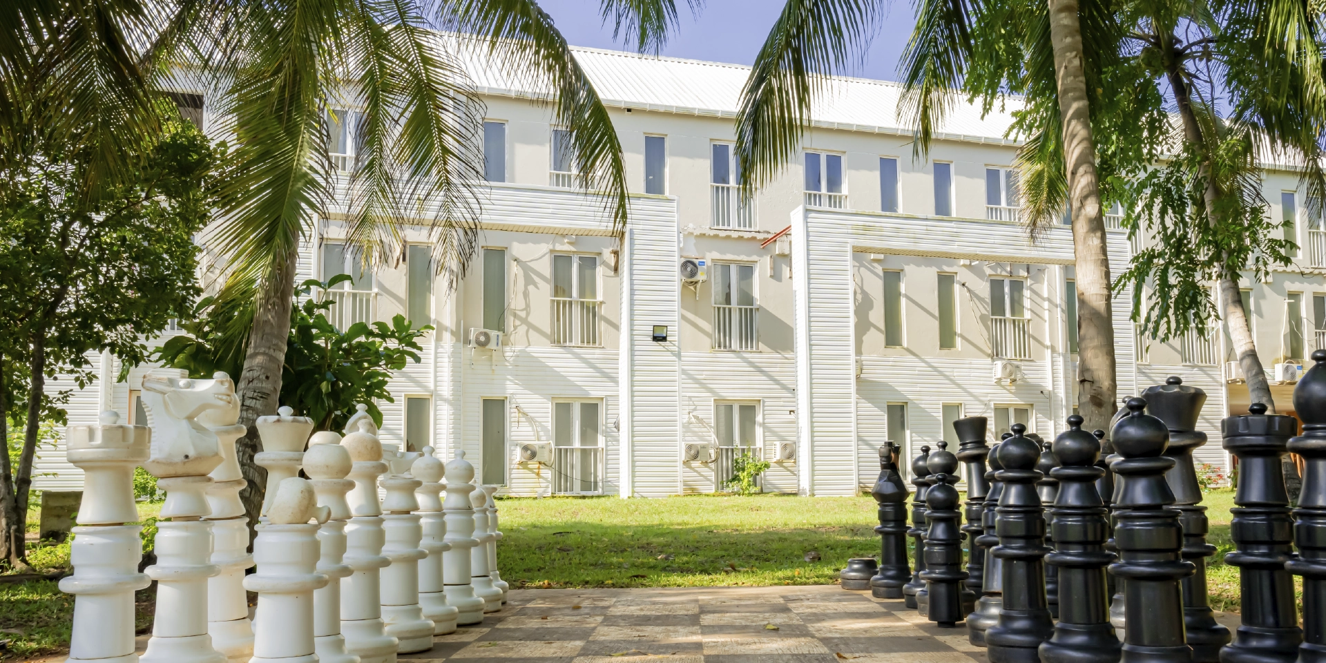 on-vacation-colombia-destino-nacional-san-andres-hotel-cove-zona-de-recreacion.webp