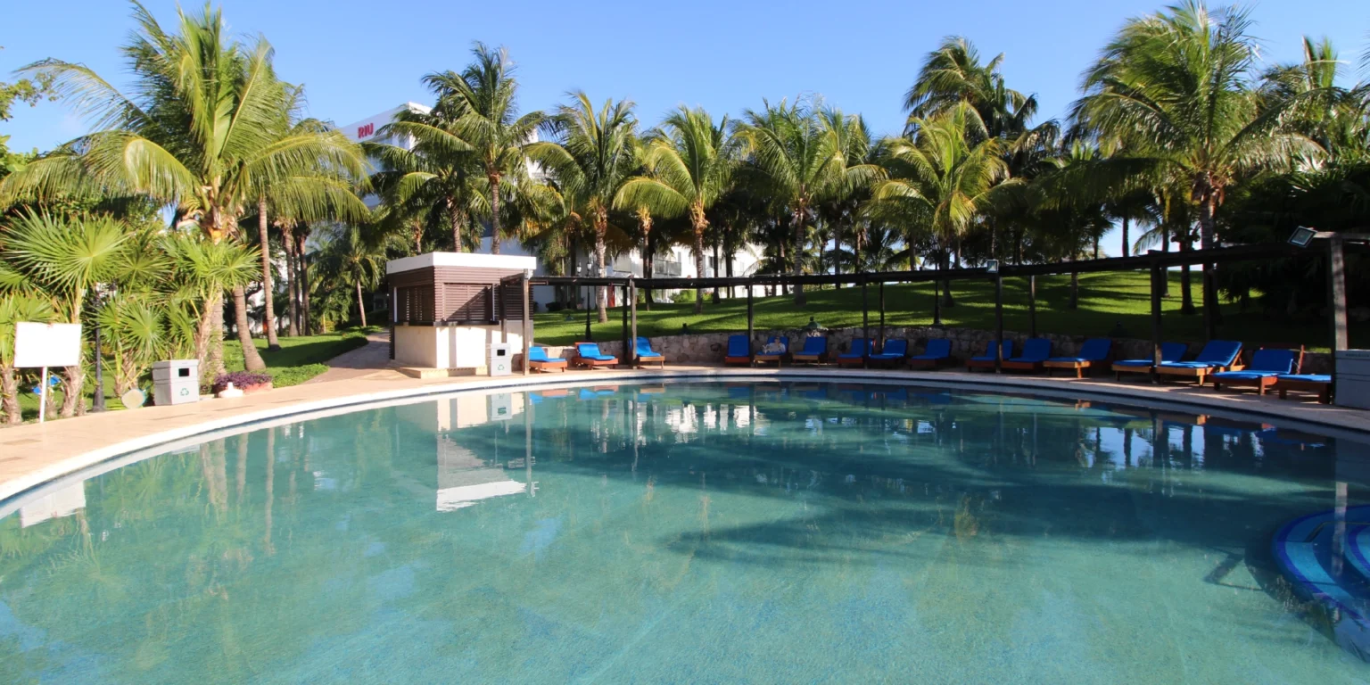 on-vacation-colombia-destino-cancun-hotel-dos-playas-piscina-1536x768-1.webp