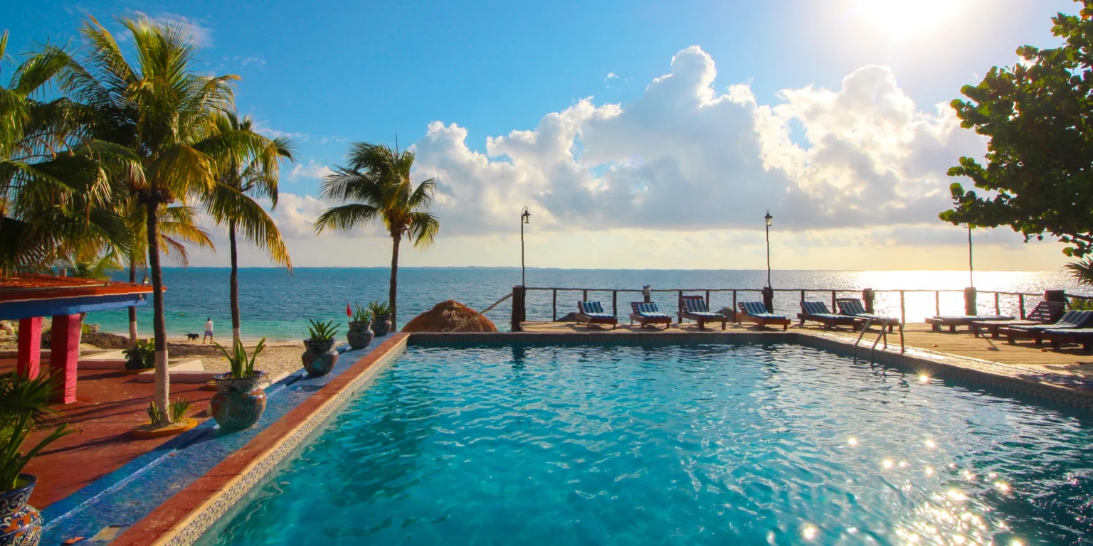 on-vacation-colombia-destino-cancun-hotel-dos-playas-piscina-vista-al-mar-1536x768-1.webp