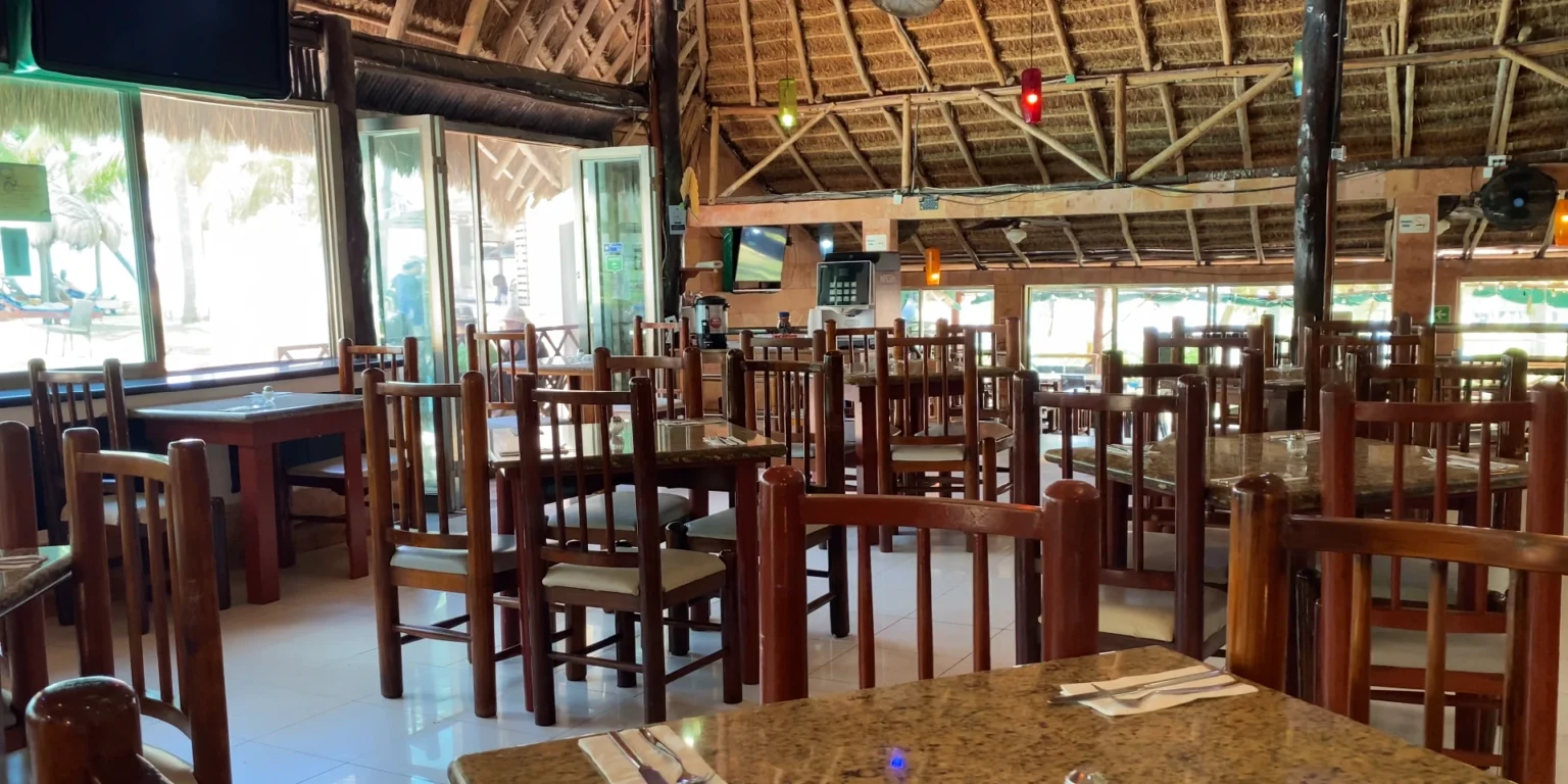 on-vacation-colombia-destino-cancun-hotel-dos-playas-restaurante-mesas-1536x768-1.webp