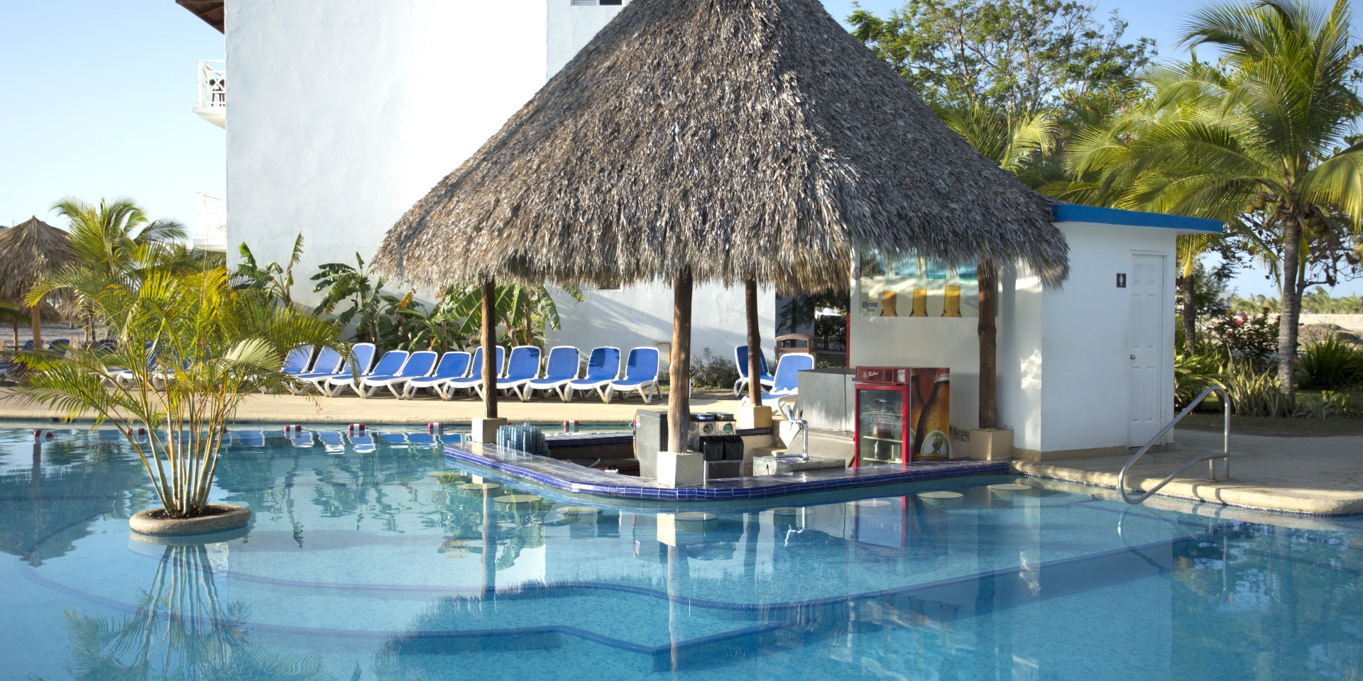 on-vacation-colombia-destino-cancun-hoteles-princess-piscina-02-1.webp