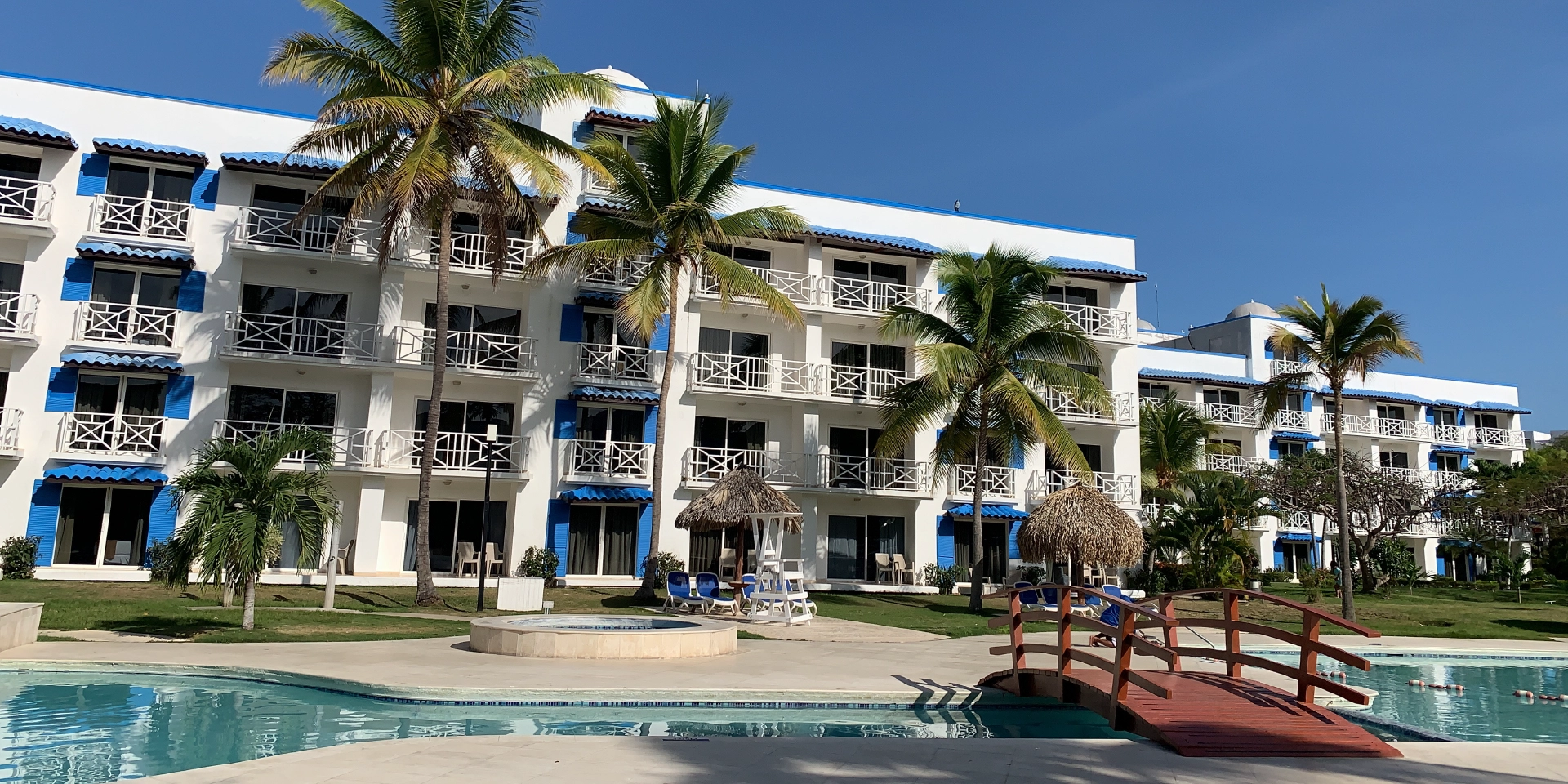 on-vacation-colombia-destino-cancun-hoteles-princess-piscina-hotel-jardines-1.webp