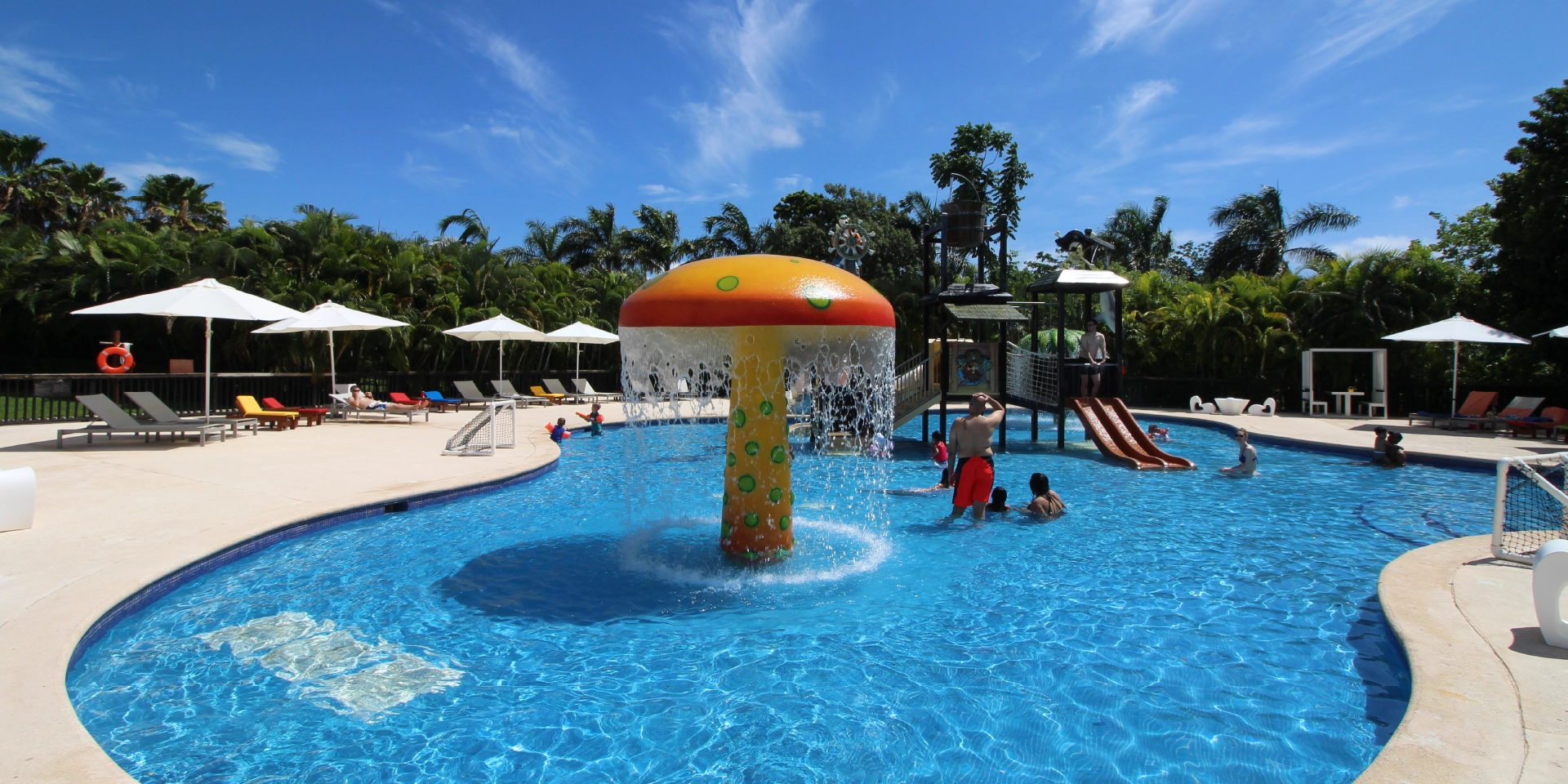 on-vacation-colombia-destino-cancun-hoteles-princess-piscina-ninos.webp