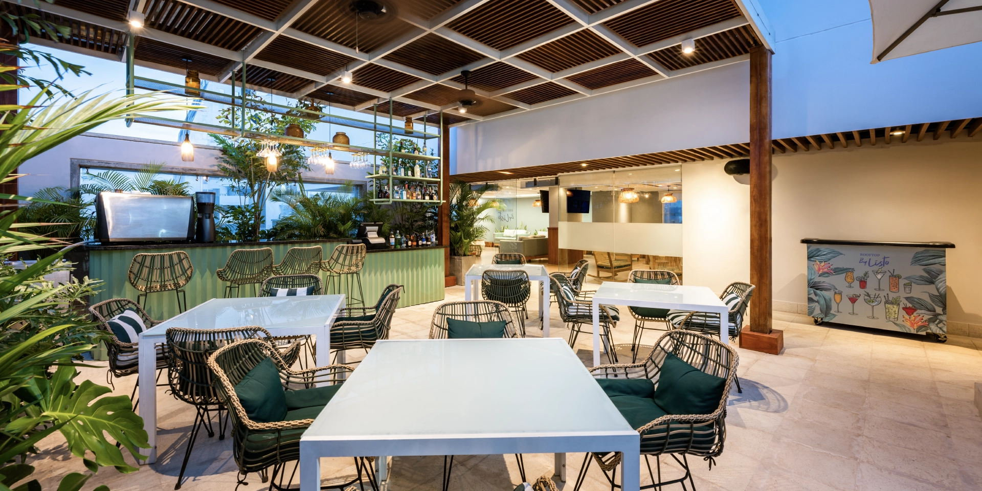 on-vacation-colombia-destino-cartagena-hotel-holidayInn-bar-panoramico.webp