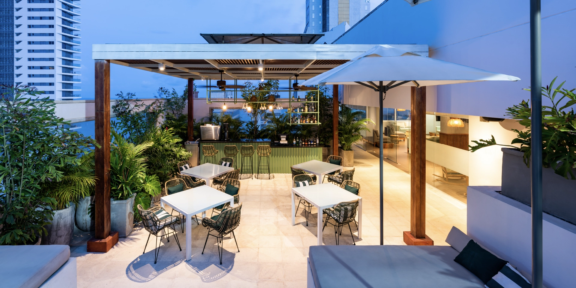 on-vacation-colombia-destino-cartagena-hotel-holidayInn-bar-zona.webp