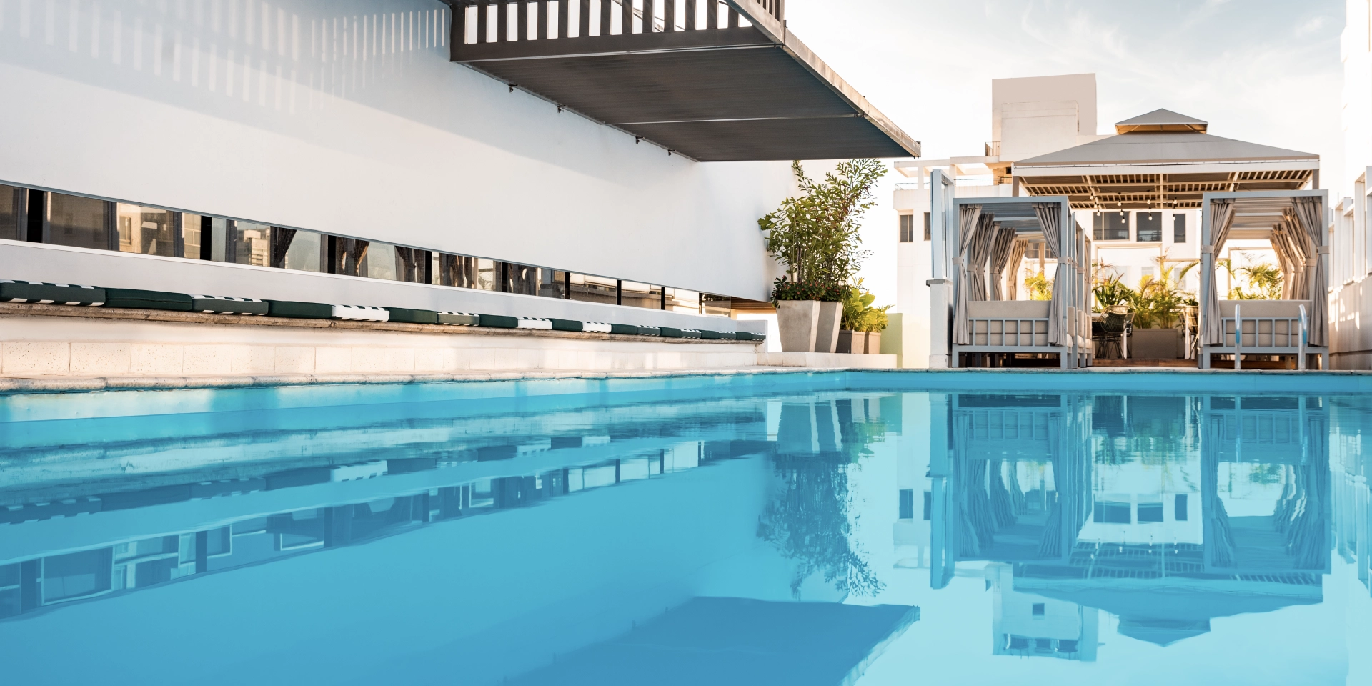 on-vacation-colombia-destino-cartagena-hotel-holidayInn-hotel-piscina-asoleadoras.webp