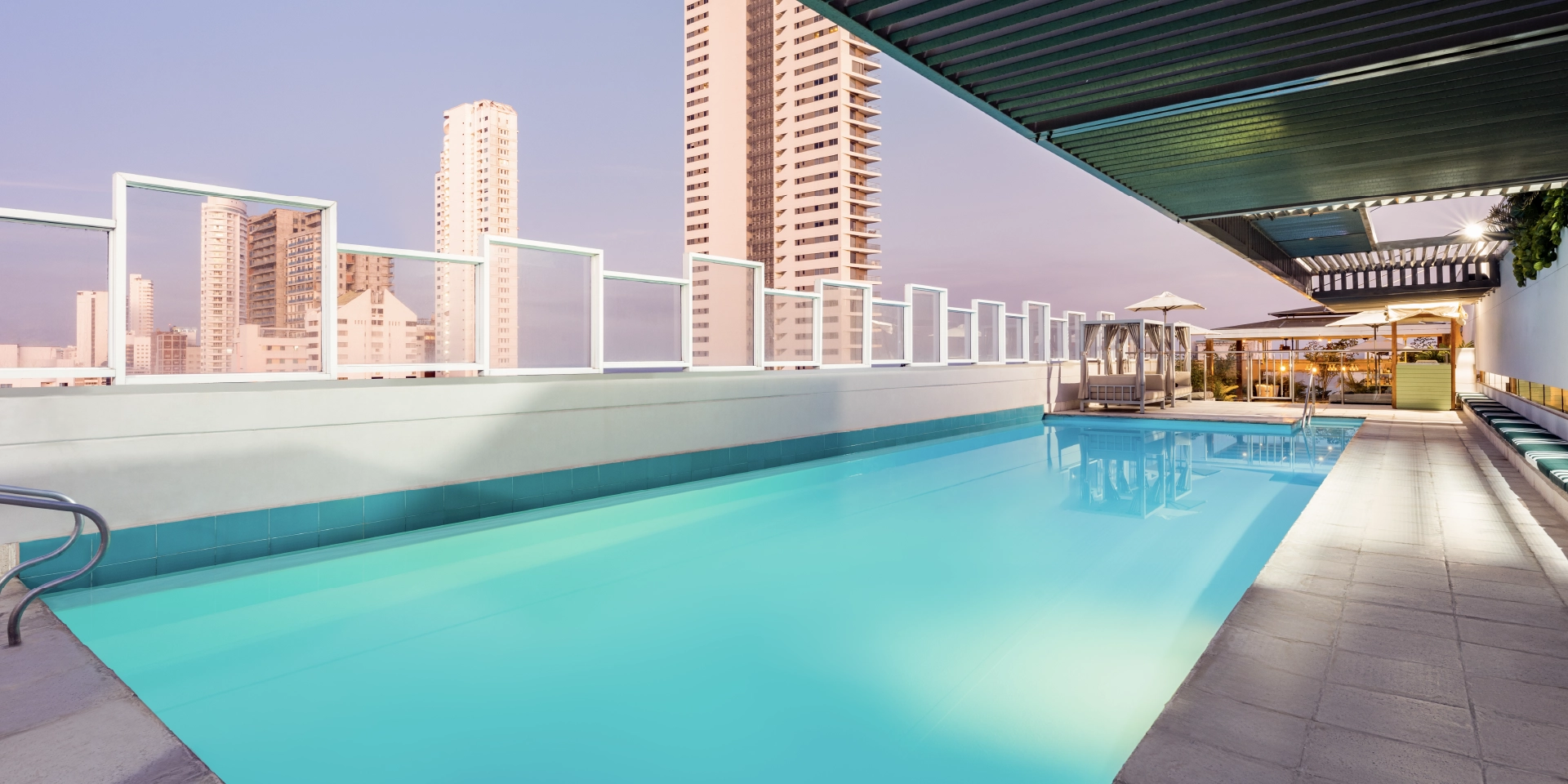 on-vacation-colombia-destino-cartagena-hotel-holidayInn-piscina-panoramica.webp