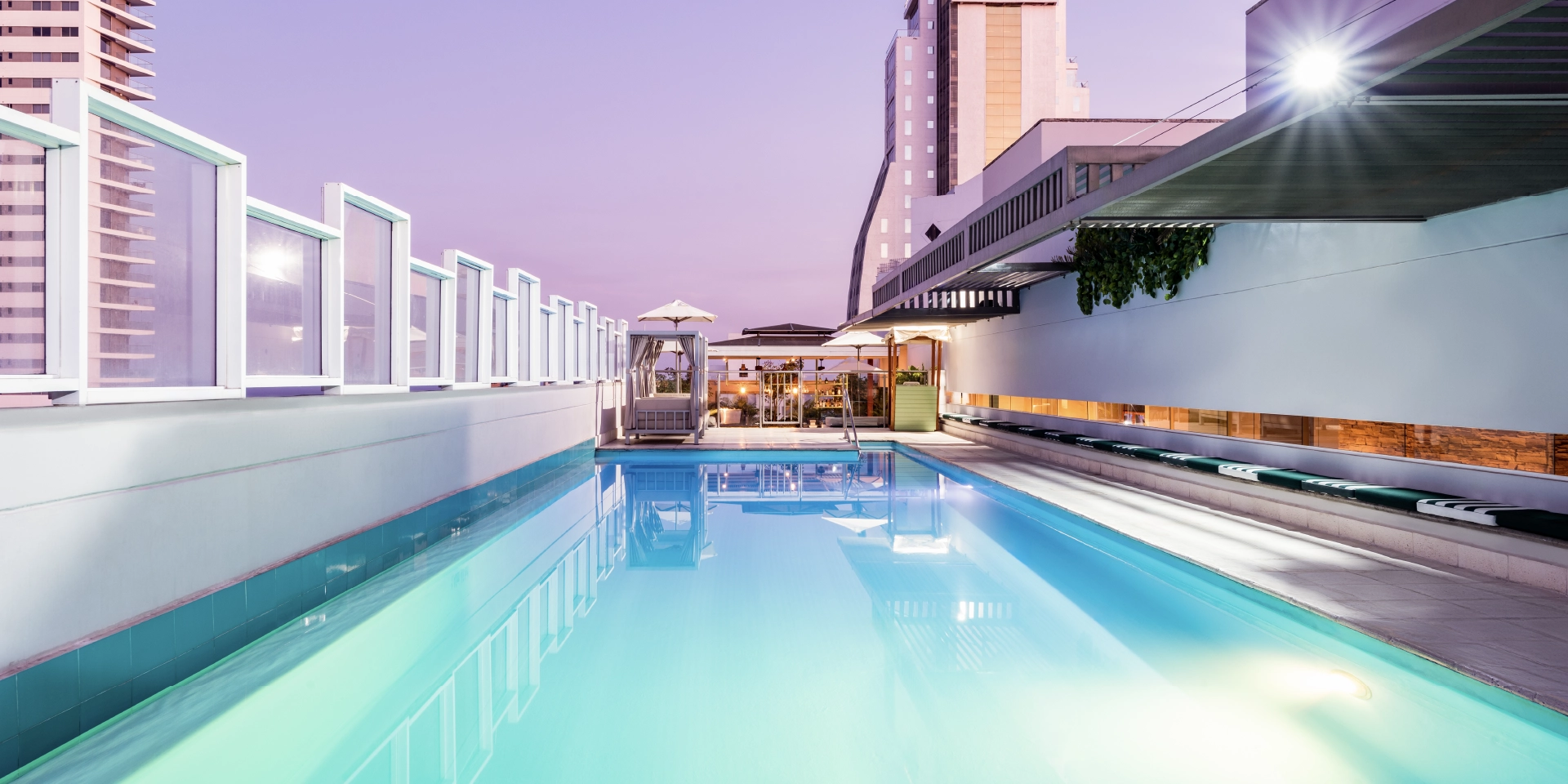 on-vacation-colombia-destino-cartagena-hotel-holidayInn-piscina.webp