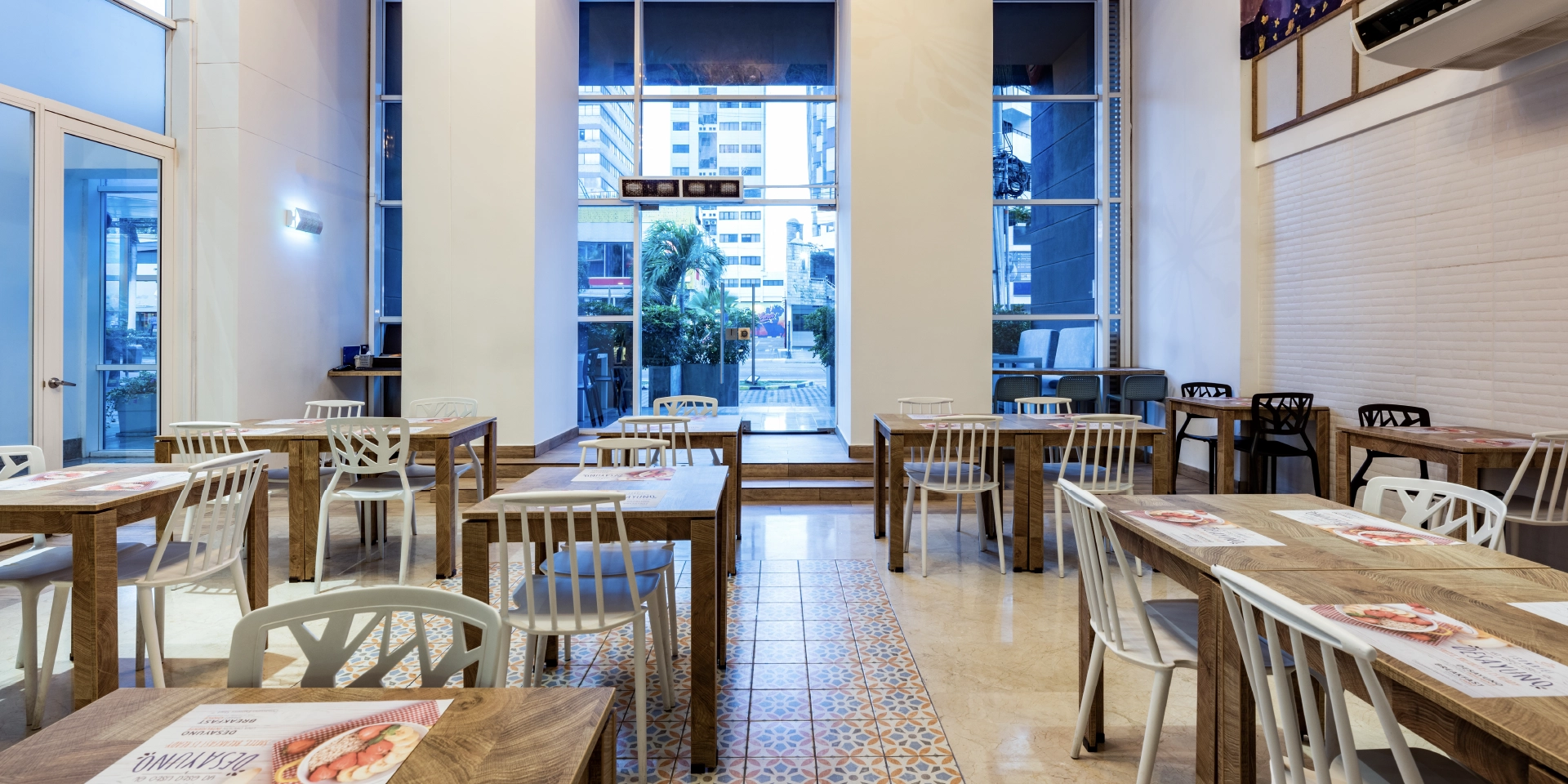on-vacation-colombia-destino-cartagena-hotel-holidayInn-restaurante.webp