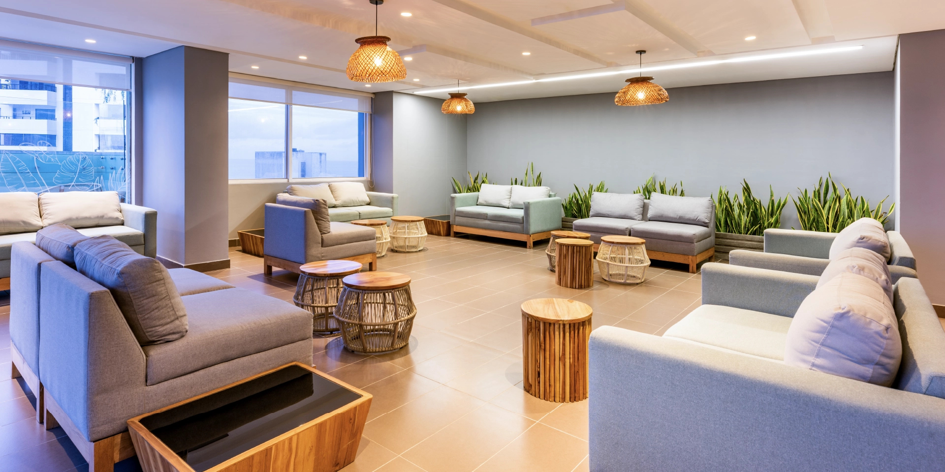 on-vacation-colombia-destino-cartagena-hotel-holidayInn-sala-de-estar.webp