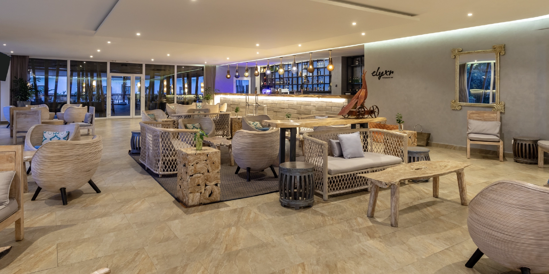 on-vacation-colombia-destino-cartagena-hotel-karmairi-bar-espacios.webp