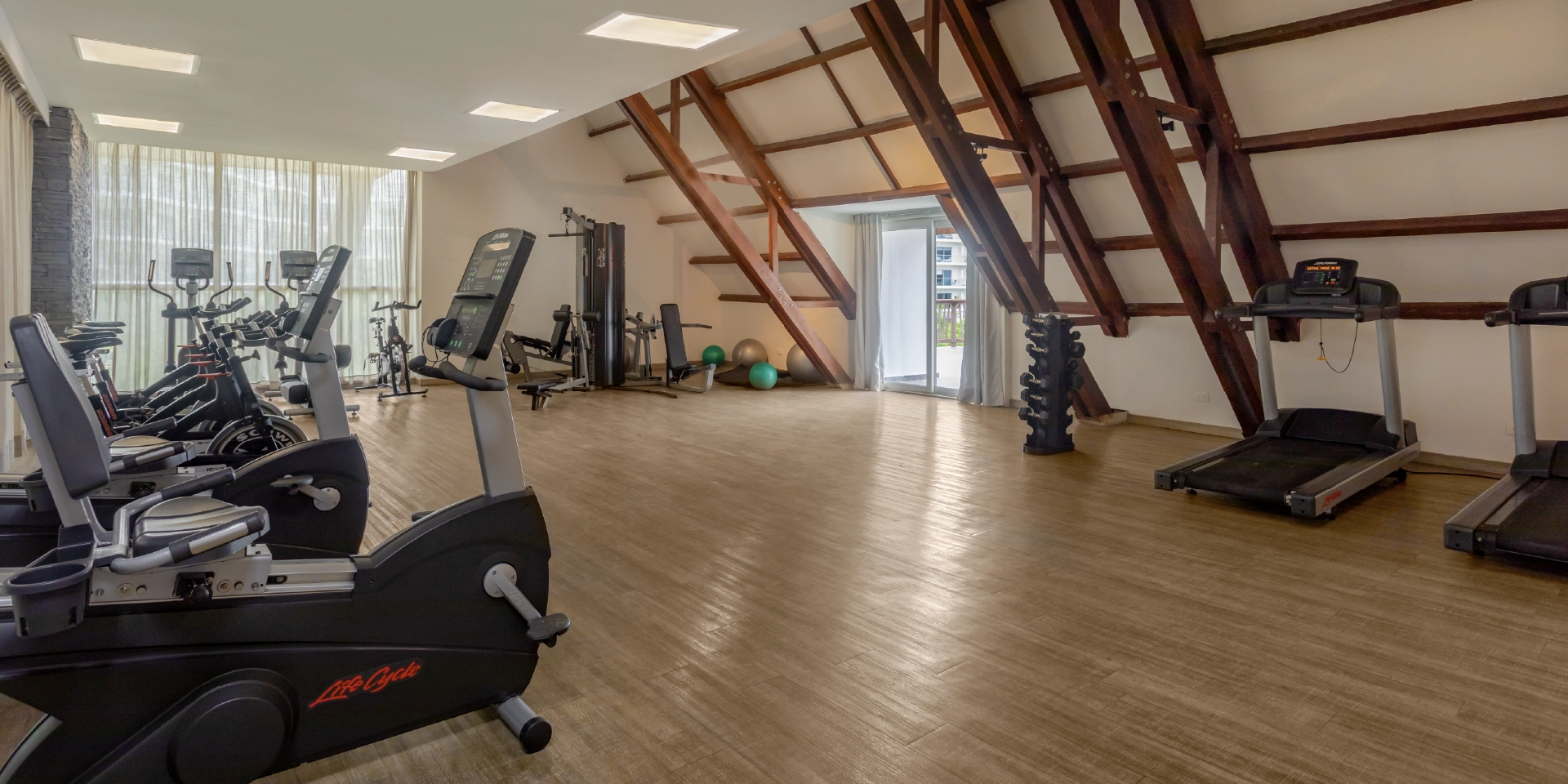 on-vacation-colombia-destino-cartagena-hotel-karmairi-gimnasio.webp