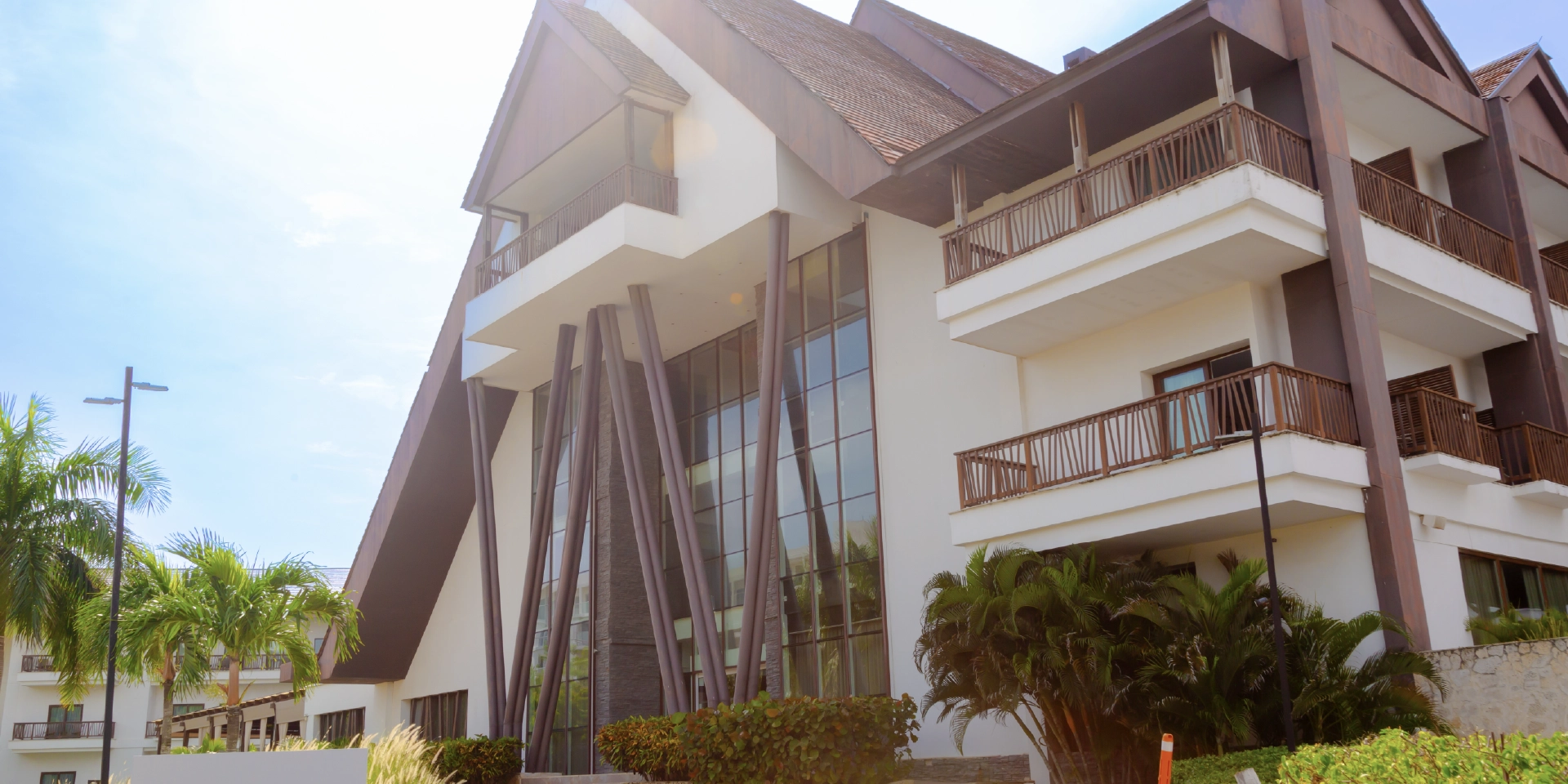 on-vacation-colombia-destino-cartagena-hotel-karmairi-hotel-fachada.webp