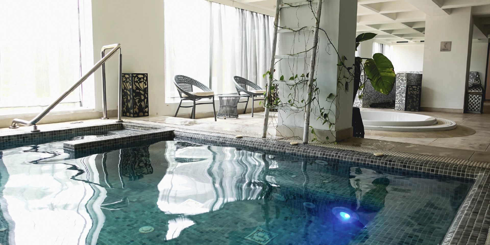 on-vacation-colombia-destino-cartagena-hotel-karmairi-piscina.webp