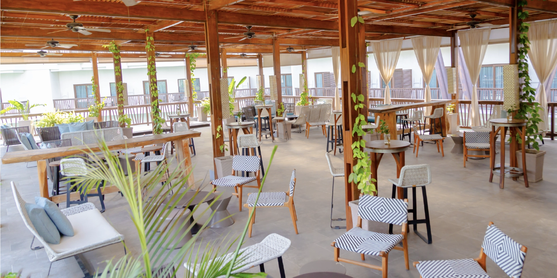 on-vacation-colombia-destino-cartagena-hotel-karmairi-restaurante.webp