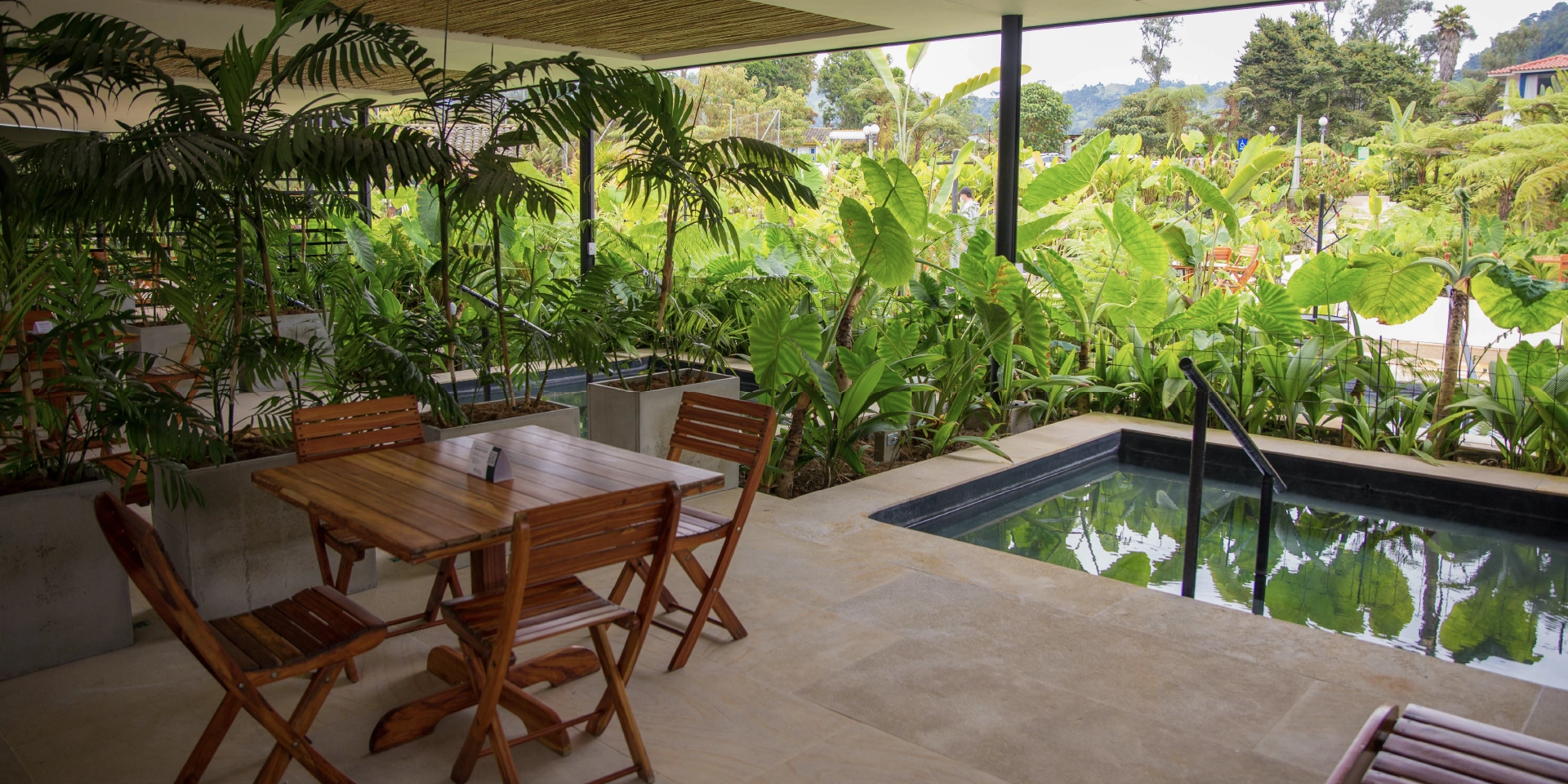 on-vacation-colombia-destino-eje-cafetero-hotel-termales-el-otono-piscina-interior-2.webp
