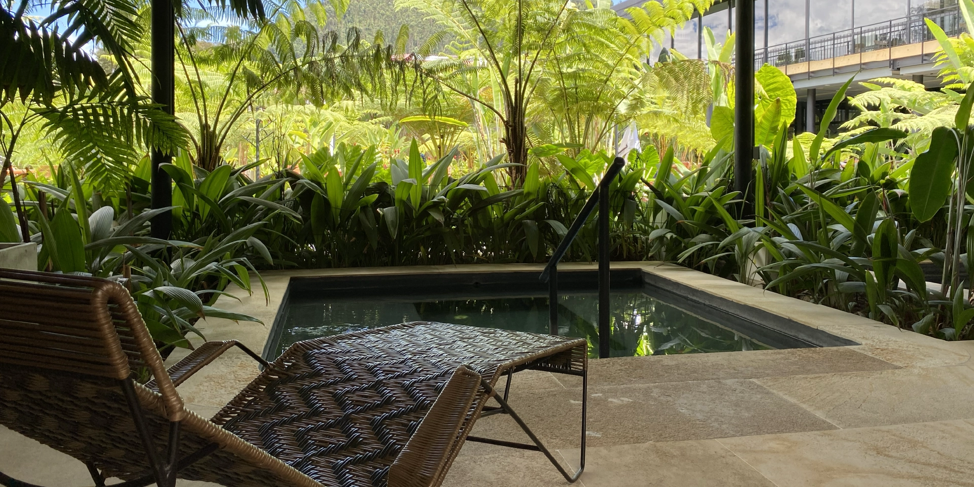 on-vacation-colombia-destino-eje-cafetero-hotel-termales-el-otono-piscina-interior.webp