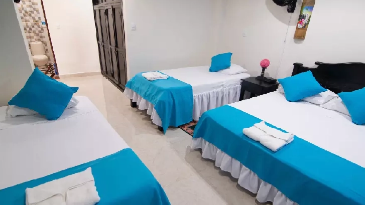 on-vacation-colombia-destino-eje-cafetero-hotel-tucanes-habitacion-cuadruple.webp