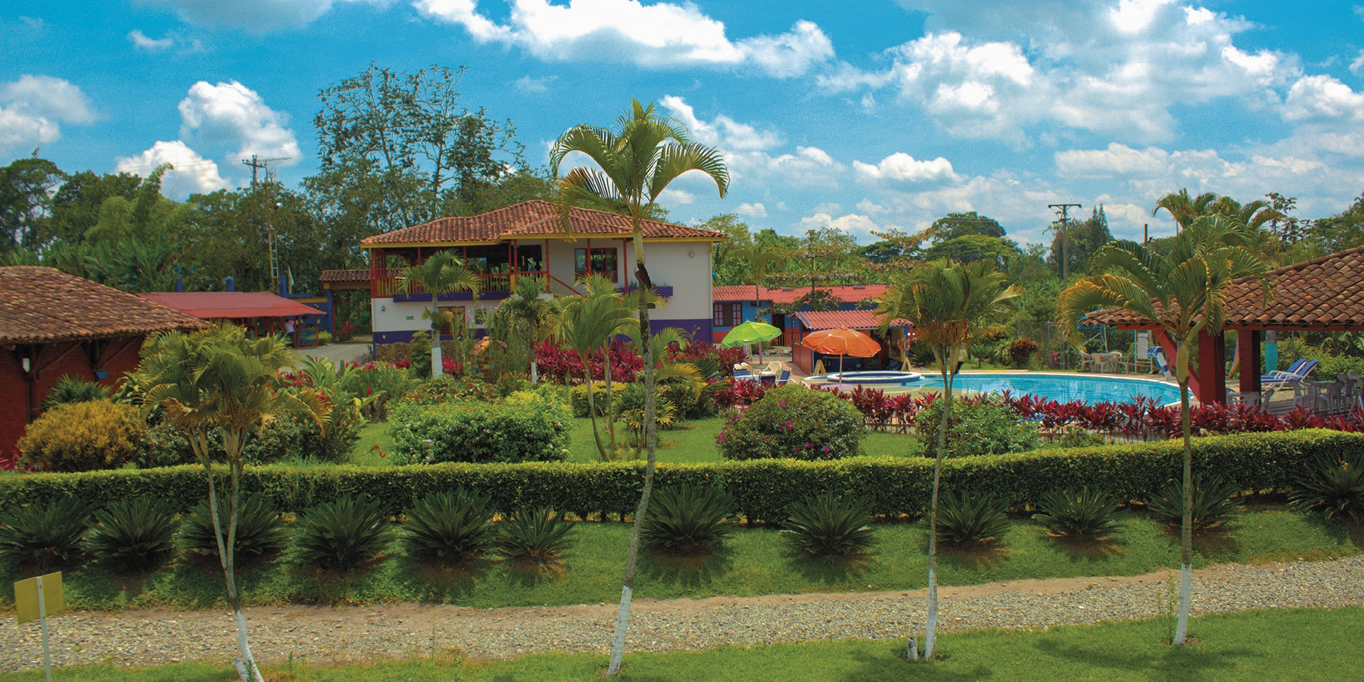 on-vacation-colombia-destino-eje-cafetero-hotel-tucanes-hotel-panoramica.webp