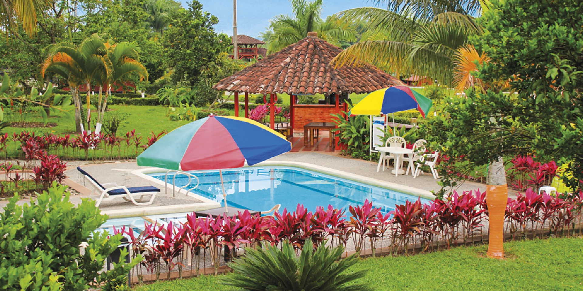 on-vacation-colombia-destino-eje-cafetero-hotel-tucanes-piscina.webp