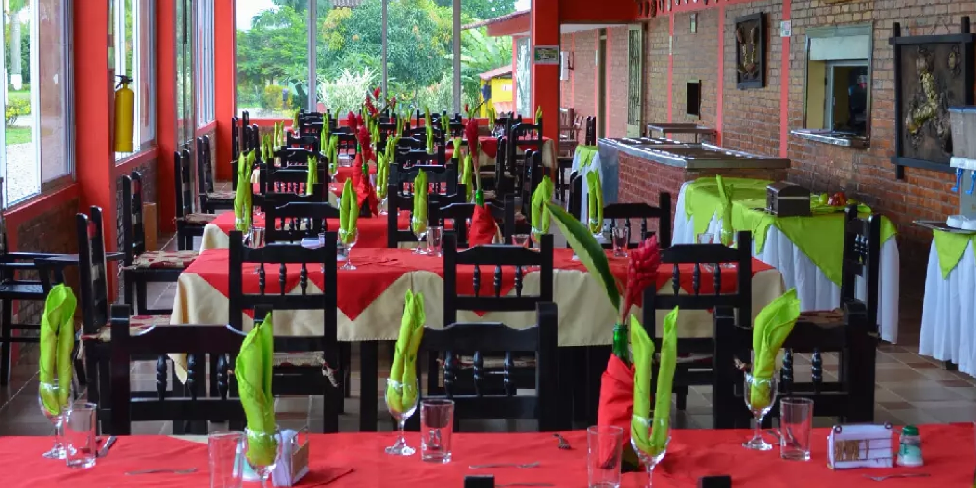 on-vacation-colombia-destino-eje-cafetero-hotel-tucanes-restaurante.webp