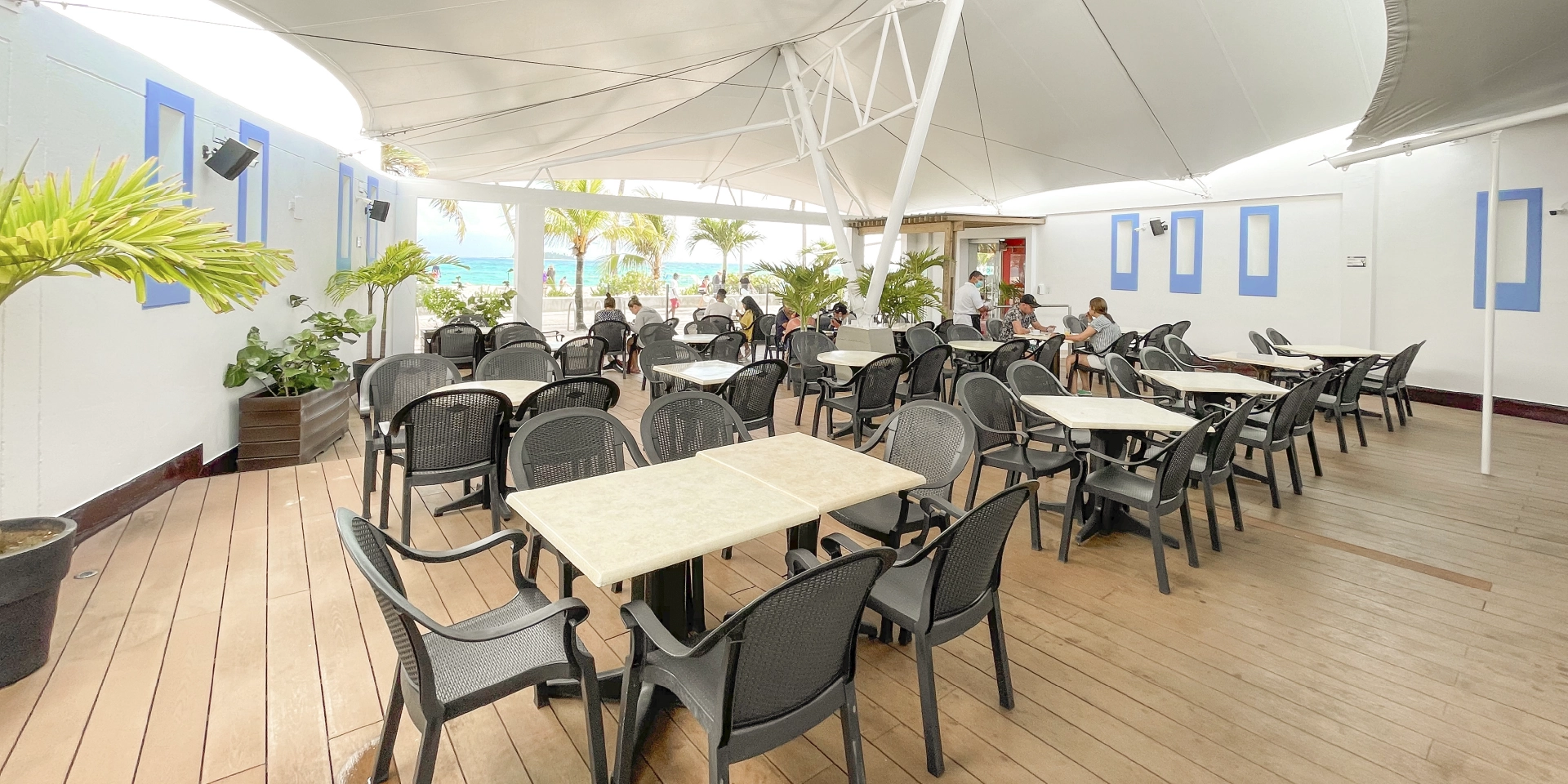 on-vacation-colombia-destino-nacional-san-andres-hotel-portobelo-beach-restaurante-interior.webp