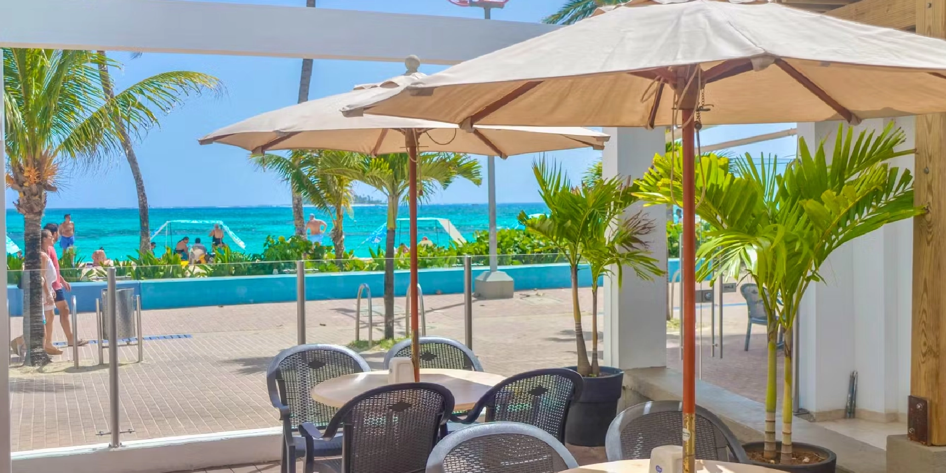 on-vacation-colombia-destino-nacional-san-andres-hotel-portobelo-beach-sombrillas.webp