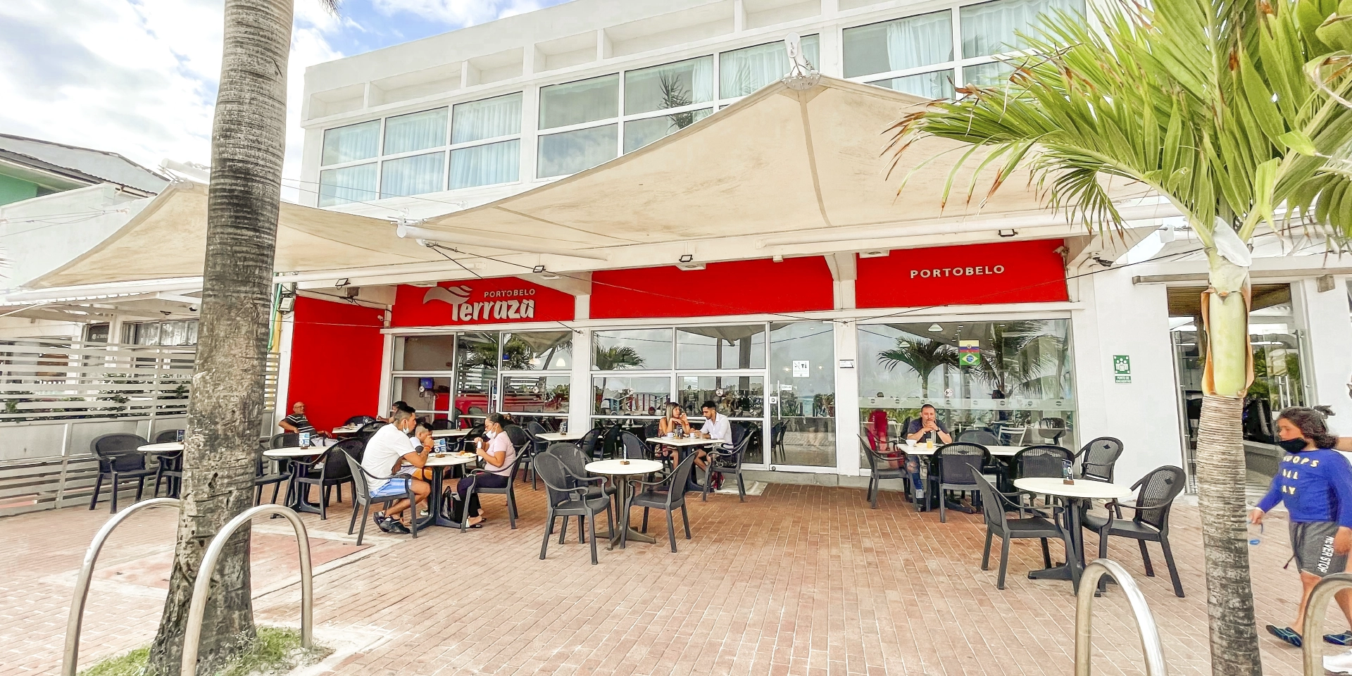 on-vacation-colombia-destino-nacional-san-andres-hotel-portobelo-beach-terraza.webp