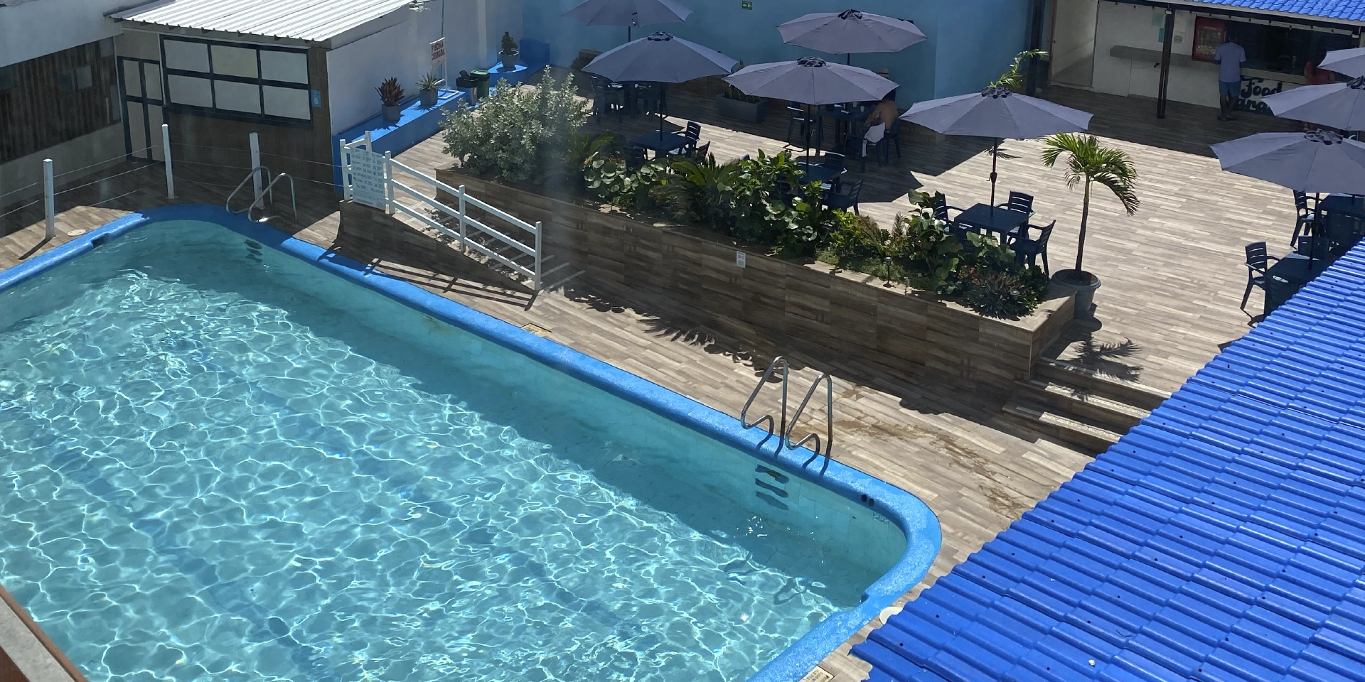 on-vacation-colombia-destino-nacional-san-andres-hotel-tone-recepcion-piscina-vista-aerea.webp