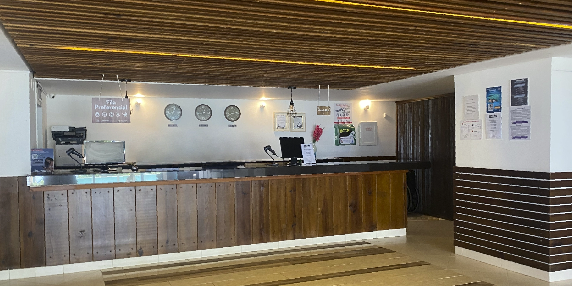 on-vacation-colombia-destino-nacional-san-andres-hotel-tone-recepcion.webp