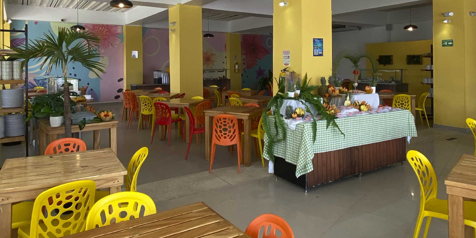 on-vacation-colombia-destino-nacional-san-andres-hotel-tone-restaurante-mesas.webp