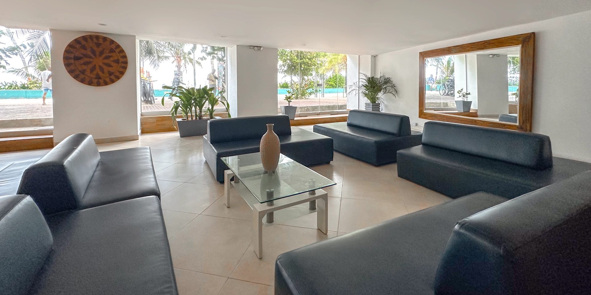 on-vacation-colombia-destino-nacional-san-andres-hotel-tone-sala.webp