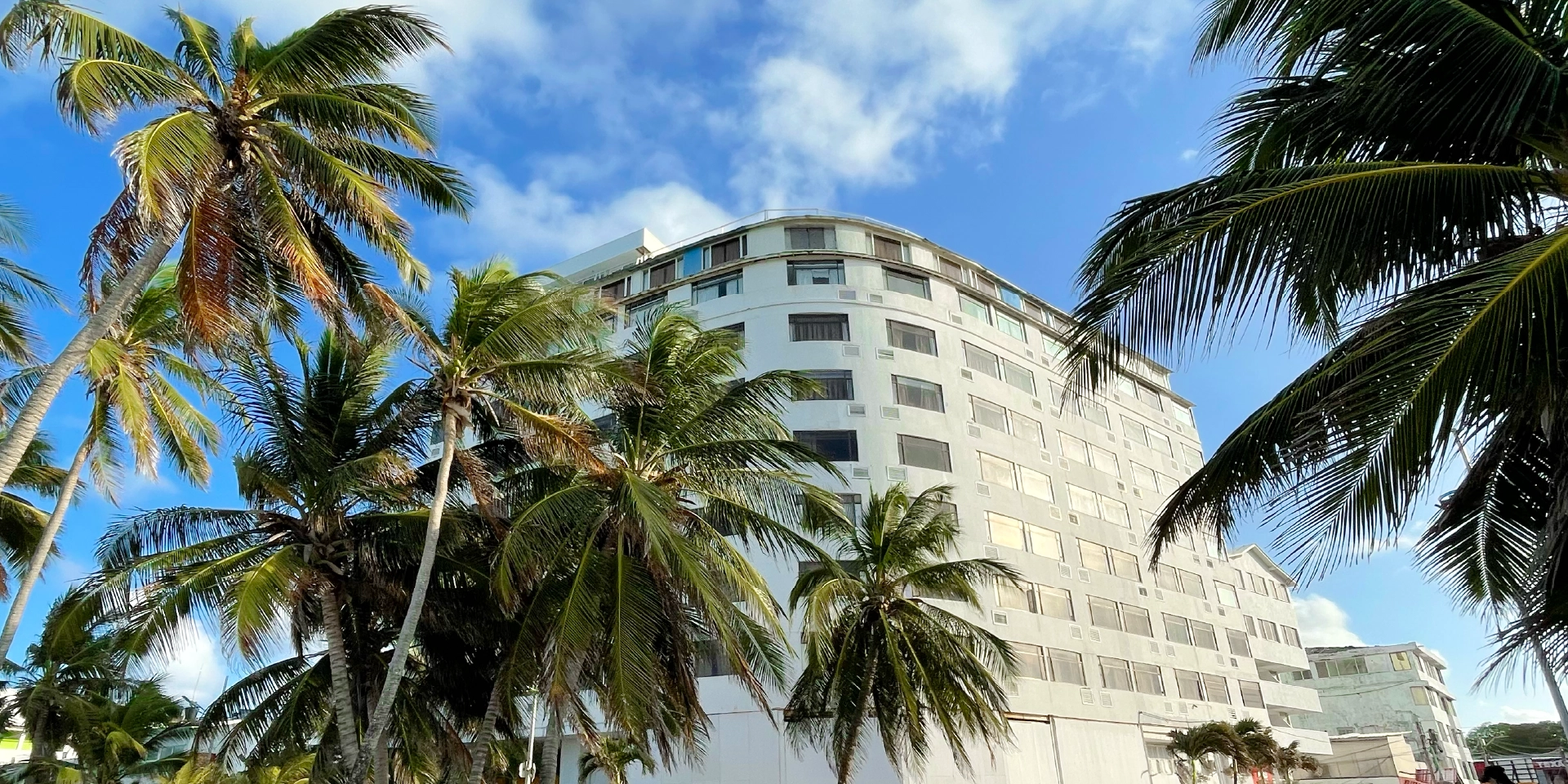 on-vacation-colombia-destino-nacional-san-andres-hotel-tone-vista-frente-hotel.webp