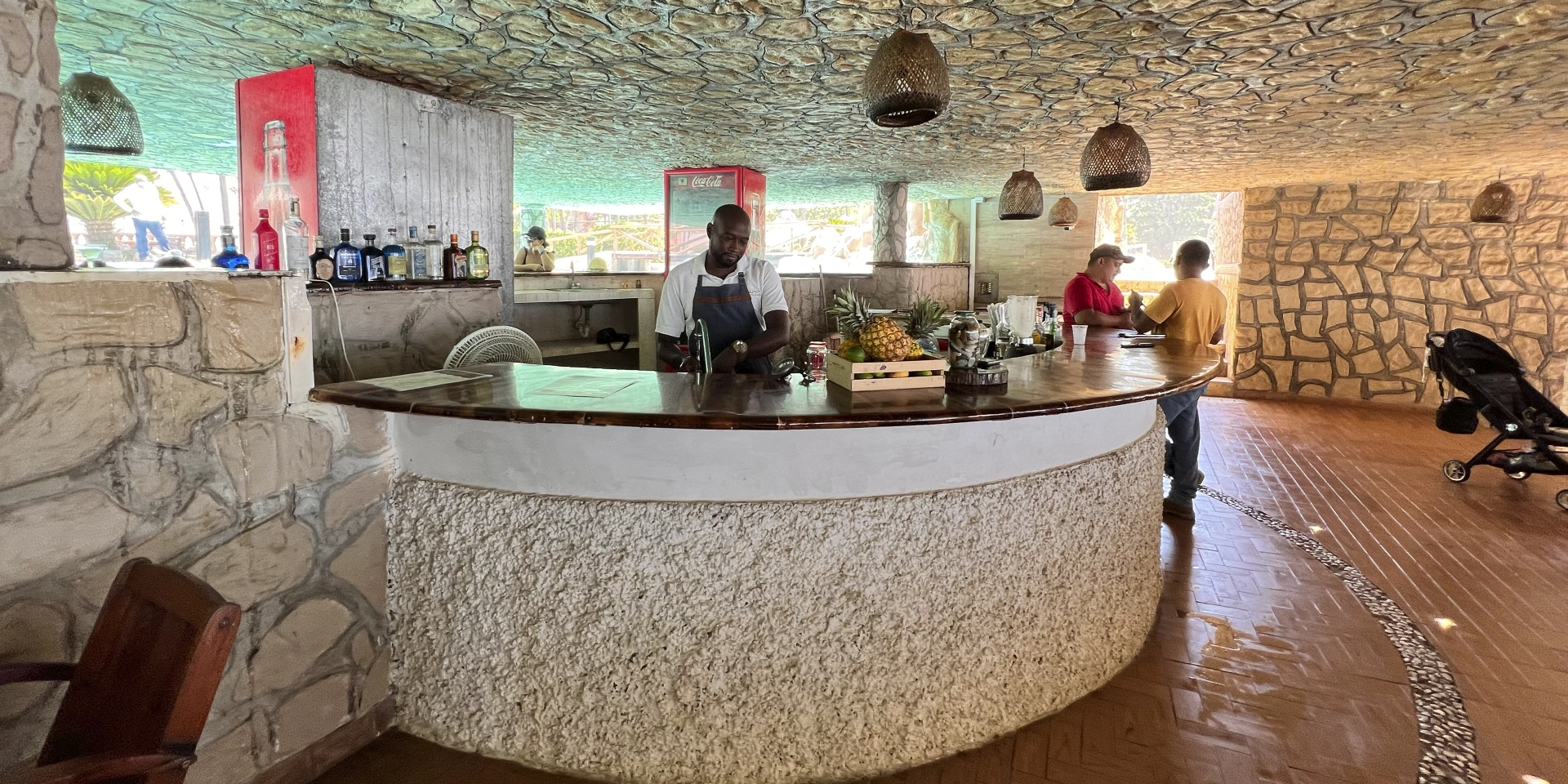on-vacation-colombia-destino-nacional-santa-marta-hotel-mendihuaca-bar.webp