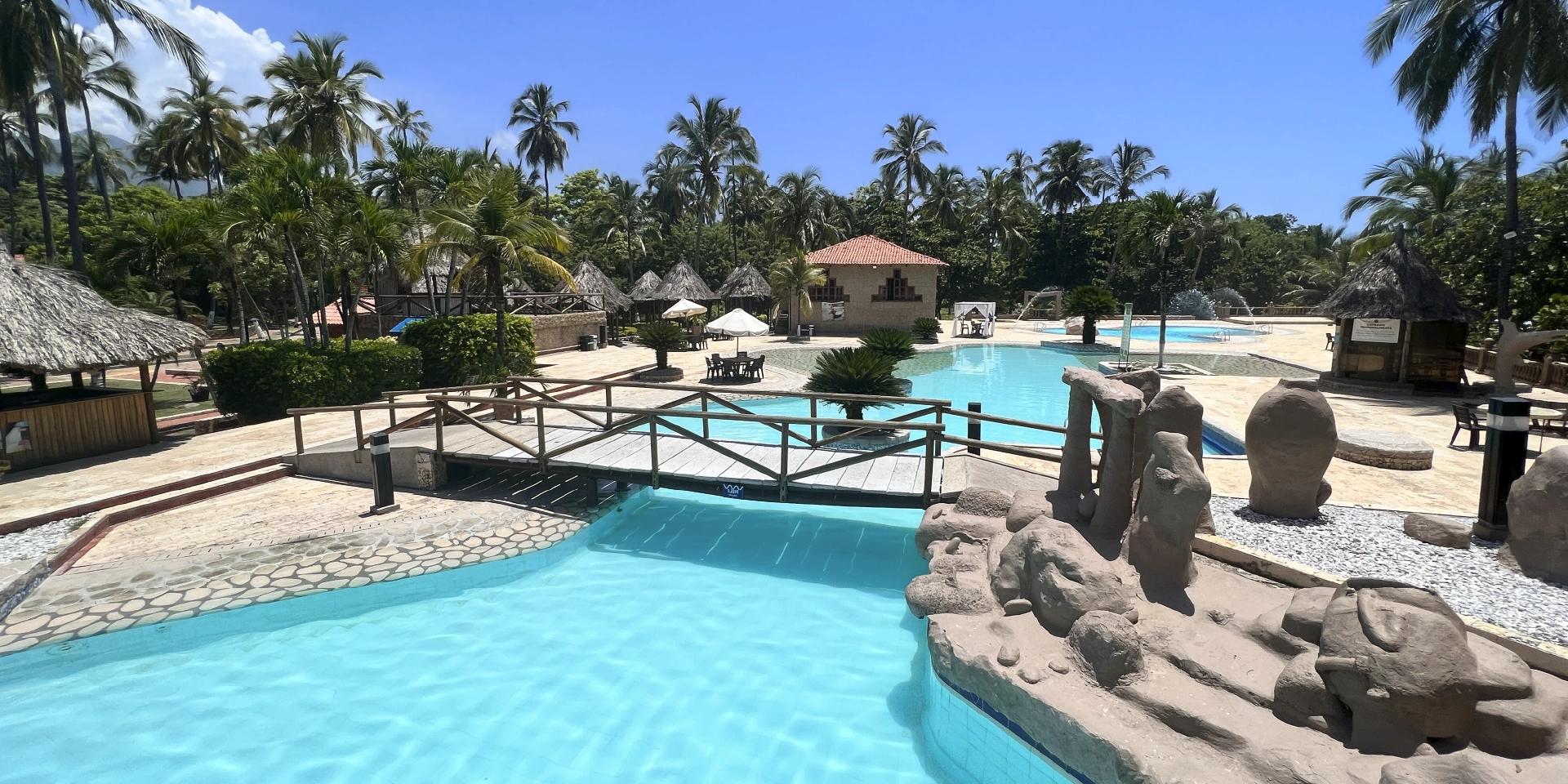 on-vacation-colombia-destino-nacional-santa-marta-hotel-mendihuaca-piscina.webp