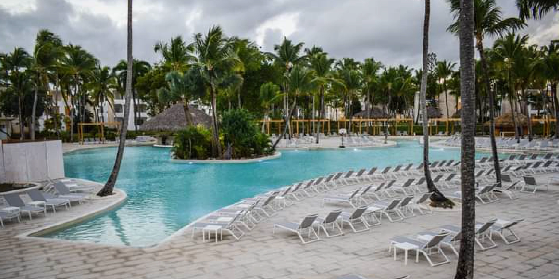 on-vacation-colombia-destino-punta-cana-hotal-grand-bavaro-piscina-asoleadoras.webp