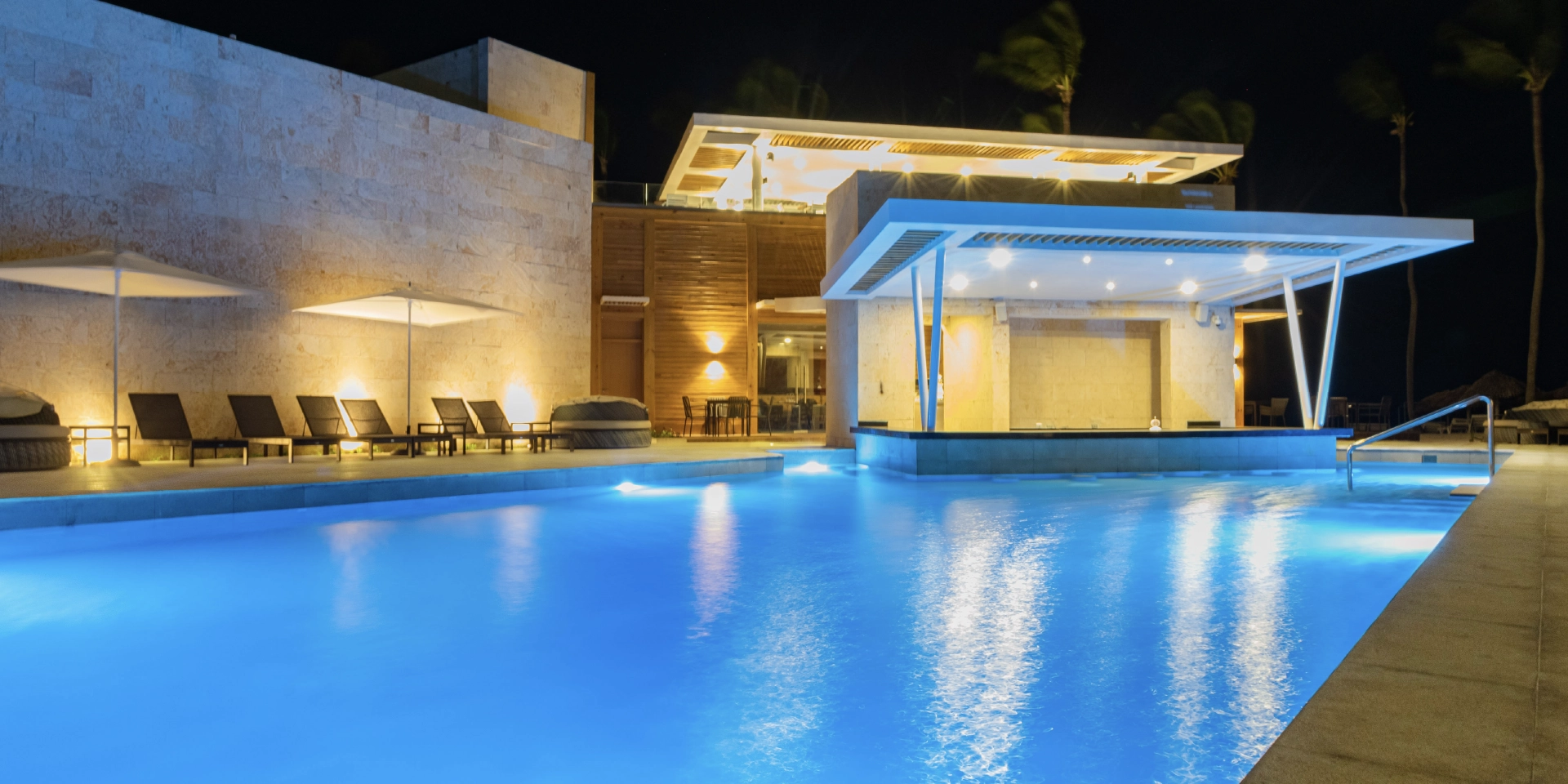on-vacation-colombia-destino-punta-cana-hotal-grand-bavaro-piscina-noche.webp
