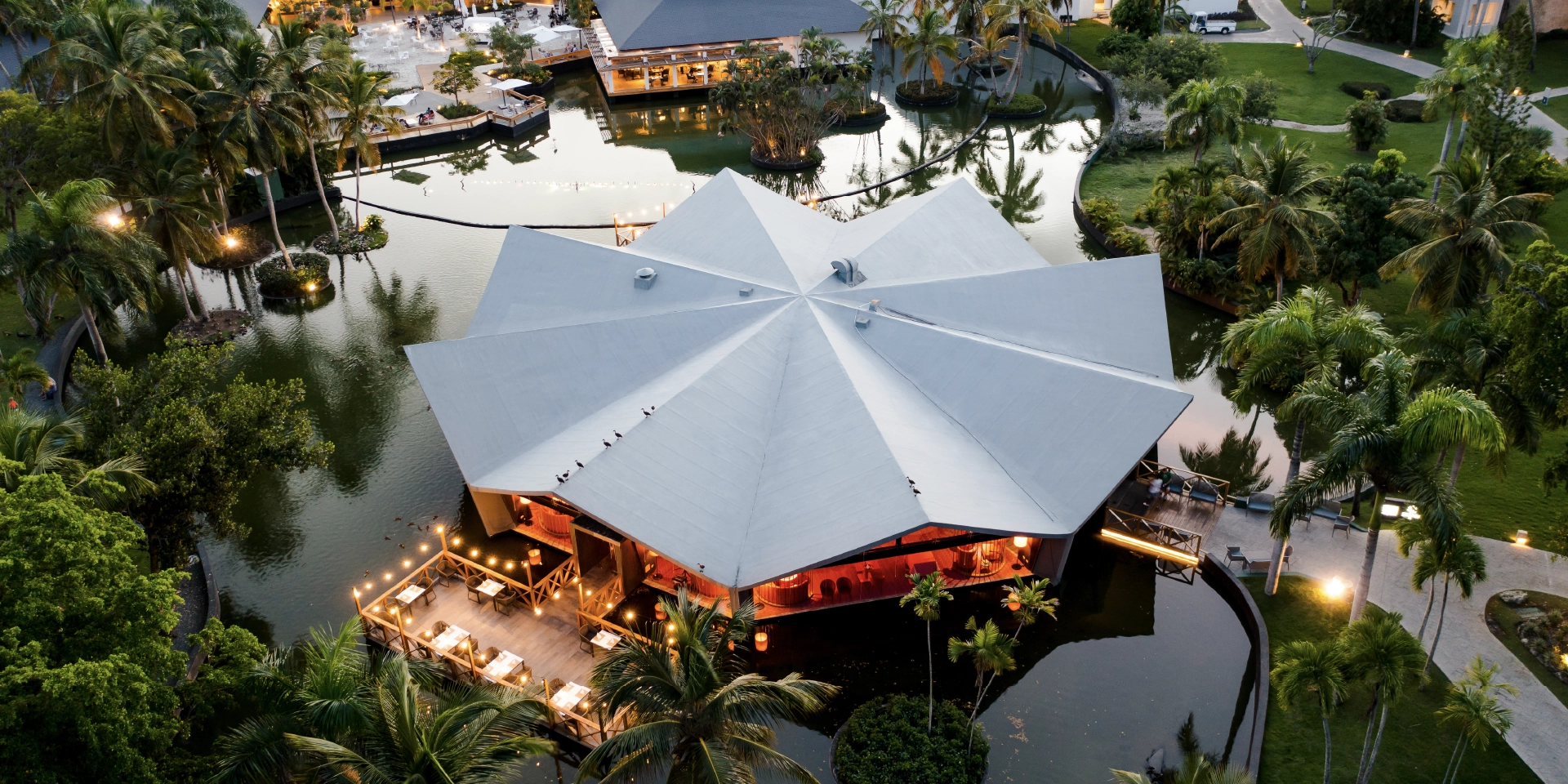on-vacation-colombia-destino-punta-cana-hotal-grand-bavaro-vista-aerea-hotel.webp
