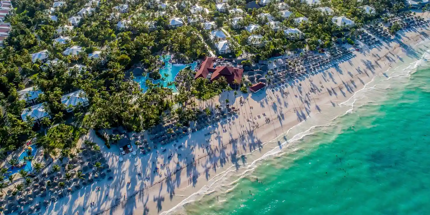 on-vacation-colombia-destino-punta-cana-hotal-grand-bavaro-vista-aerea-playa-hotel-1.webp