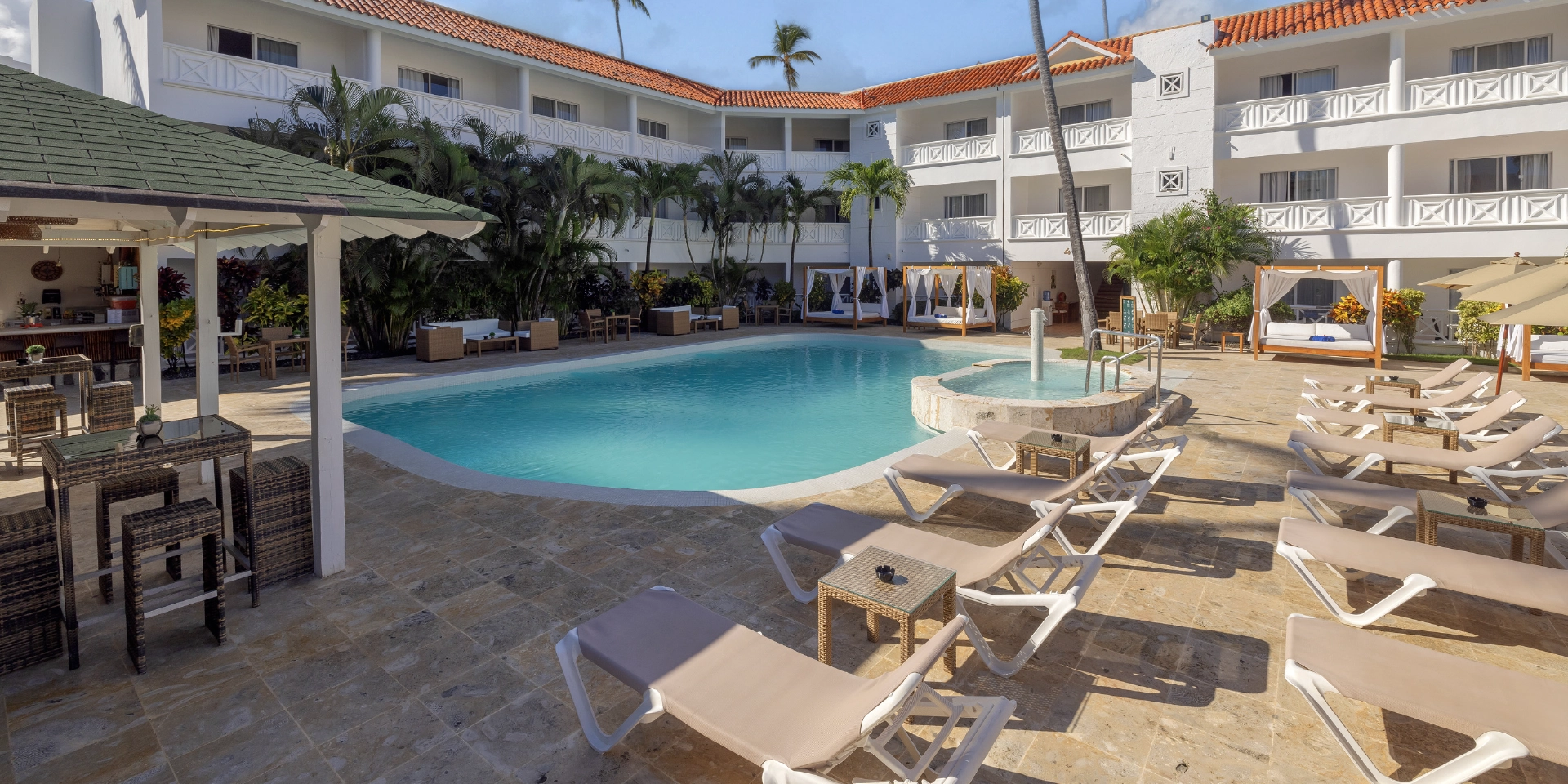on-vacation-colombia-destino-punta-cana-hotal-whala-bavaro-asoleadoras-piscina-hotel.webp