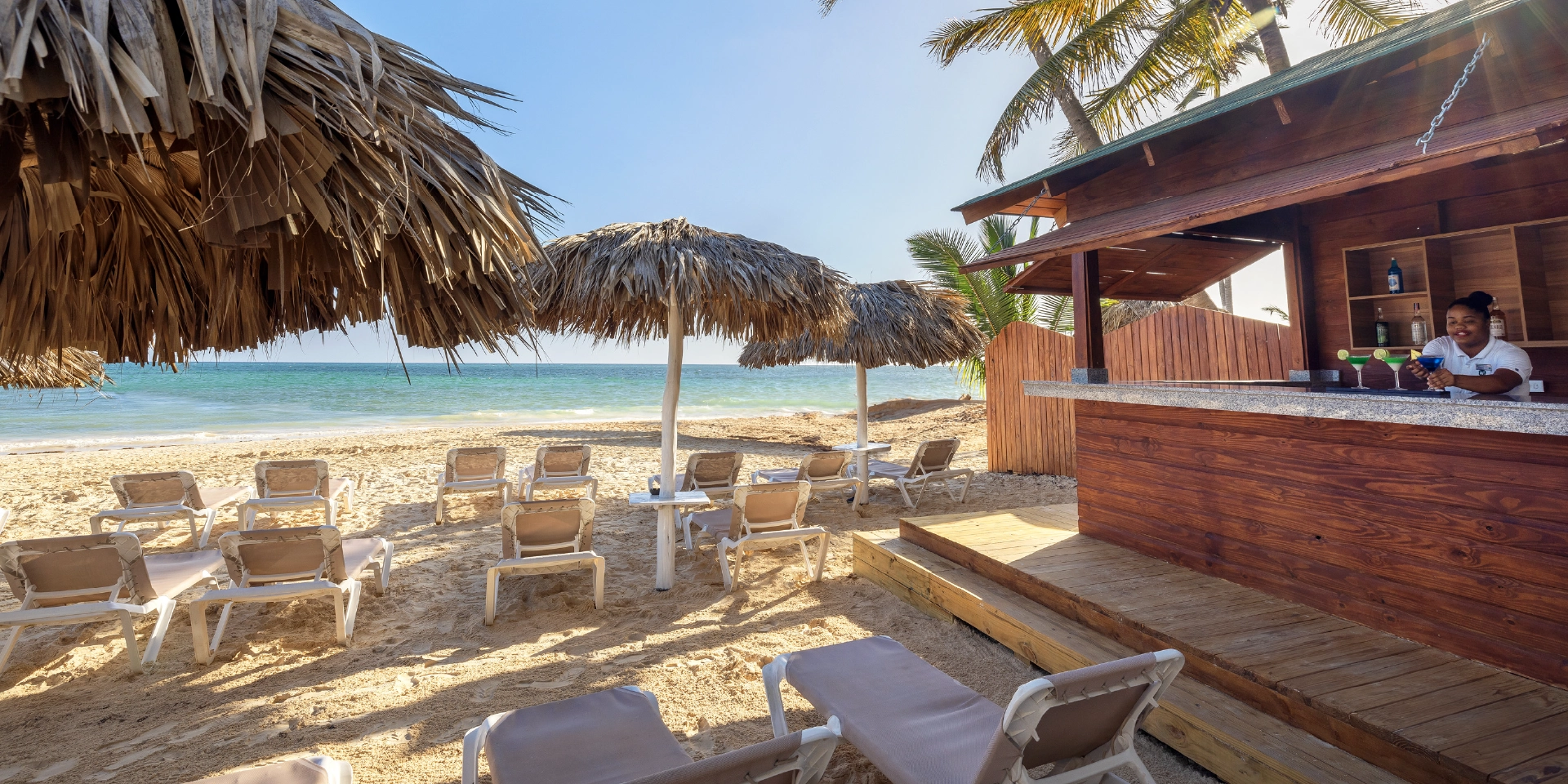 on-vacation-colombia-destino-punta-cana-hotal-whala-bavaro-bar-playa.webp