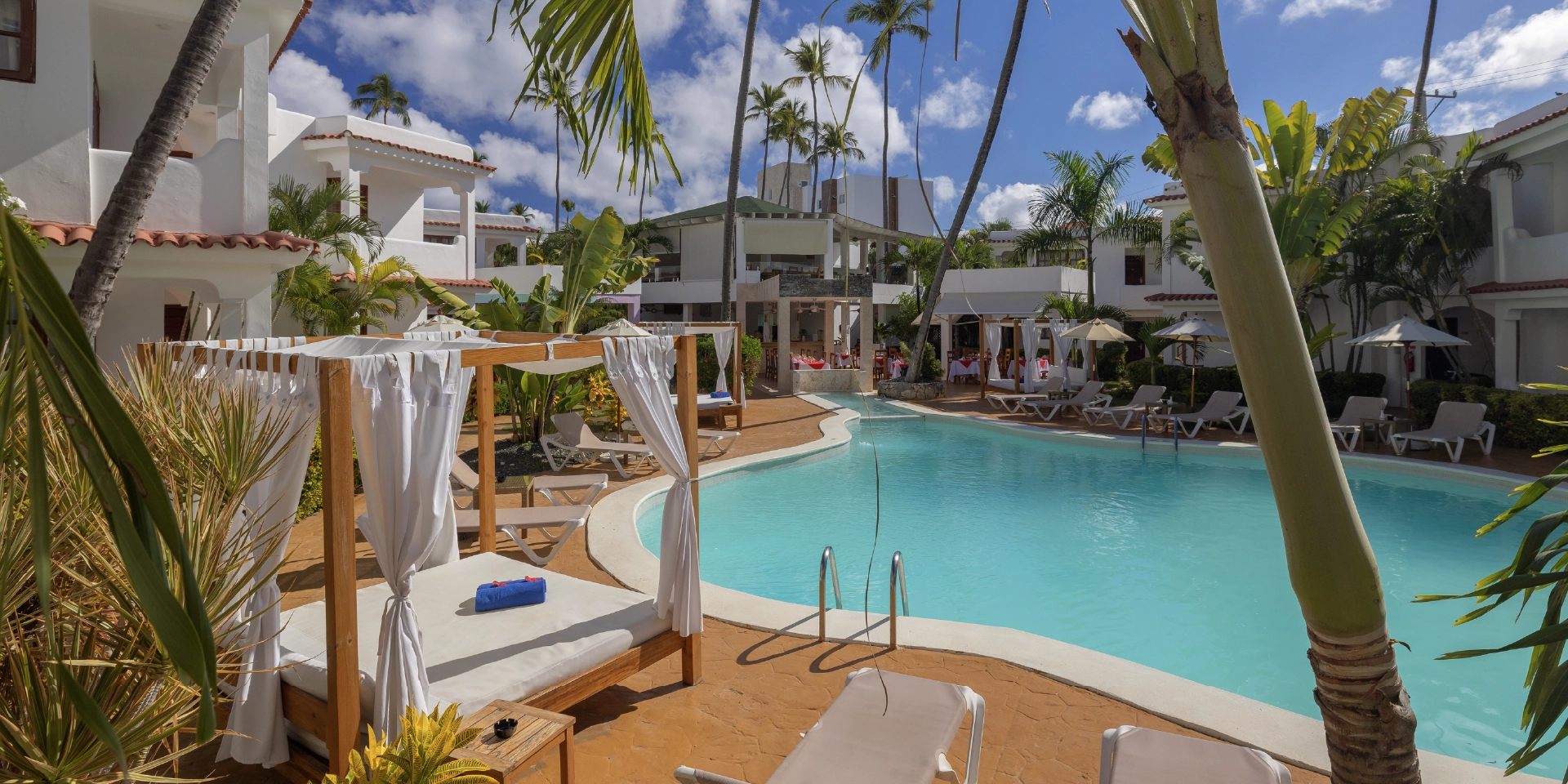 on-vacation-colombia-destino-punta-cana-hotal-whala-bavaro-piscina-asoleadoras.webp