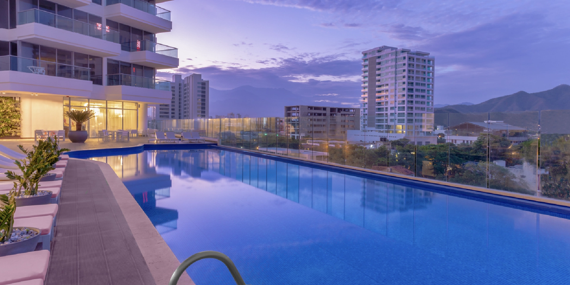 on-vacation-colombia-destino-santa-marta-hotel-acmarriott-piscina-panoramica.webp